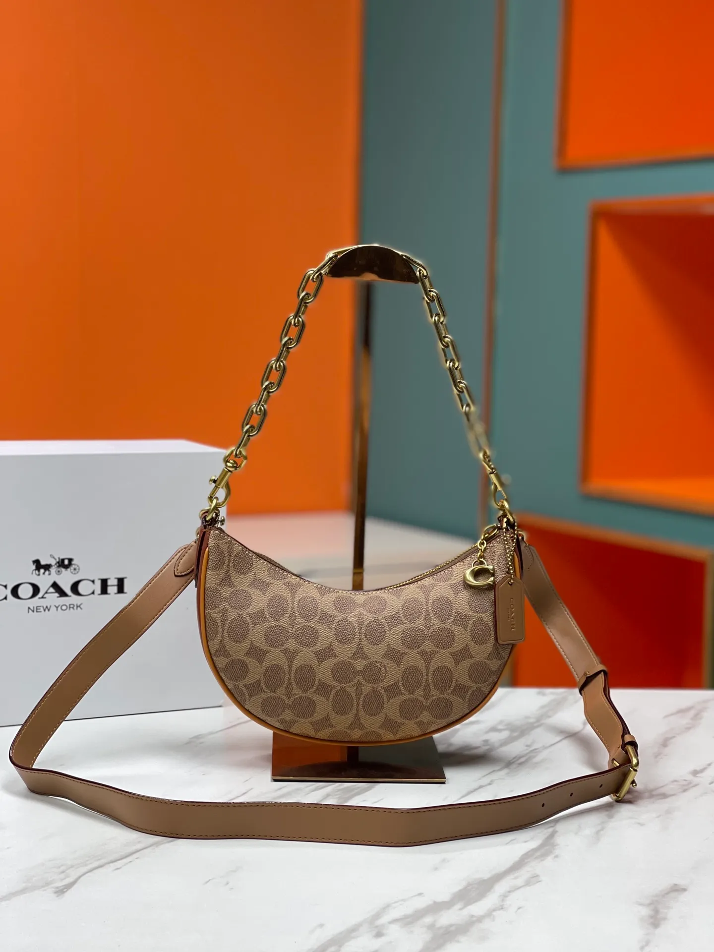 Top original order, batch 460💰Coach new crescent bag Mira model CM562 crescent bag is super popular this year! This bag type needs no further introduction. The shape of Coach's bag is close to a semicircle, the leather is soft, and it is the most comfortable on both sides. You can choose a brass chain with stitching technology, or you can choose a wide shoulder strap, which is labor-saving and stylish. Size 23.5X16X6.5