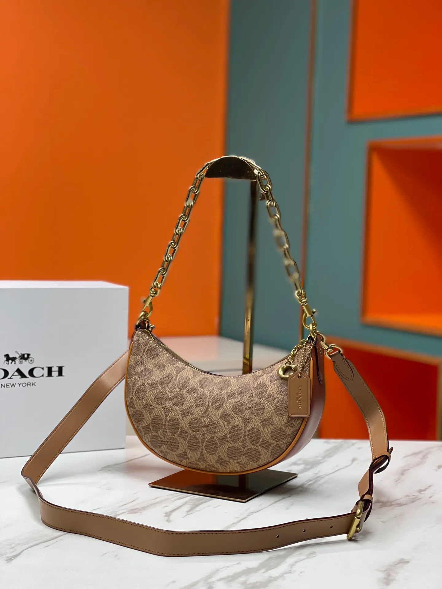 Top original order, batch 460💰Coach new crescent bag Mira model CM562 crescent bag is super popular this year! This bag type needs no further introduction. The shape of Coach's bag is close to a semicircle, the leather is soft, and it is the most comfortable on both sides. You can choose a brass chain with stitching technology, or you can choose a wide shoulder strap, which is labor-saving and stylish. Size 23.5X16X6.5
