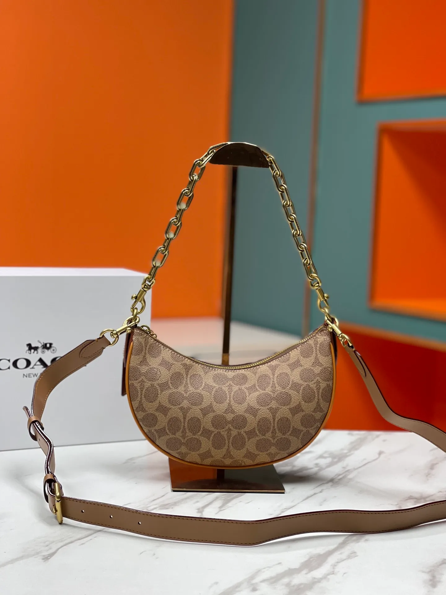 Top original order, batch 460💰Coach new crescent bag Mira model CM562 crescent bag is super popular this year! This bag type needs no further introduction. The shape of Coach's bag is close to a semicircle, the leather is soft, and it is the most comfortable on both sides. You can choose a brass chain with stitching technology, or you can choose a wide shoulder strap, which is labor-saving and stylish. Size 23.5X16X6.5