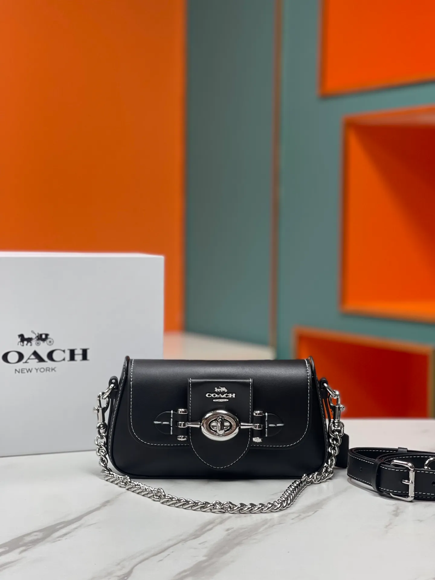 Top original order, batch 460💰Coach new product model CM049 brie underarm bag This shoulder bag meets elegance and coolness, with a baguette-inspired style that is light and exquisite in craftsmanship. Whether worn under the arm or across the body, it will look incredible ~ Exquisite buckle and turnlock design, fashionable and retro while also having practical attributes 22X13X5.5