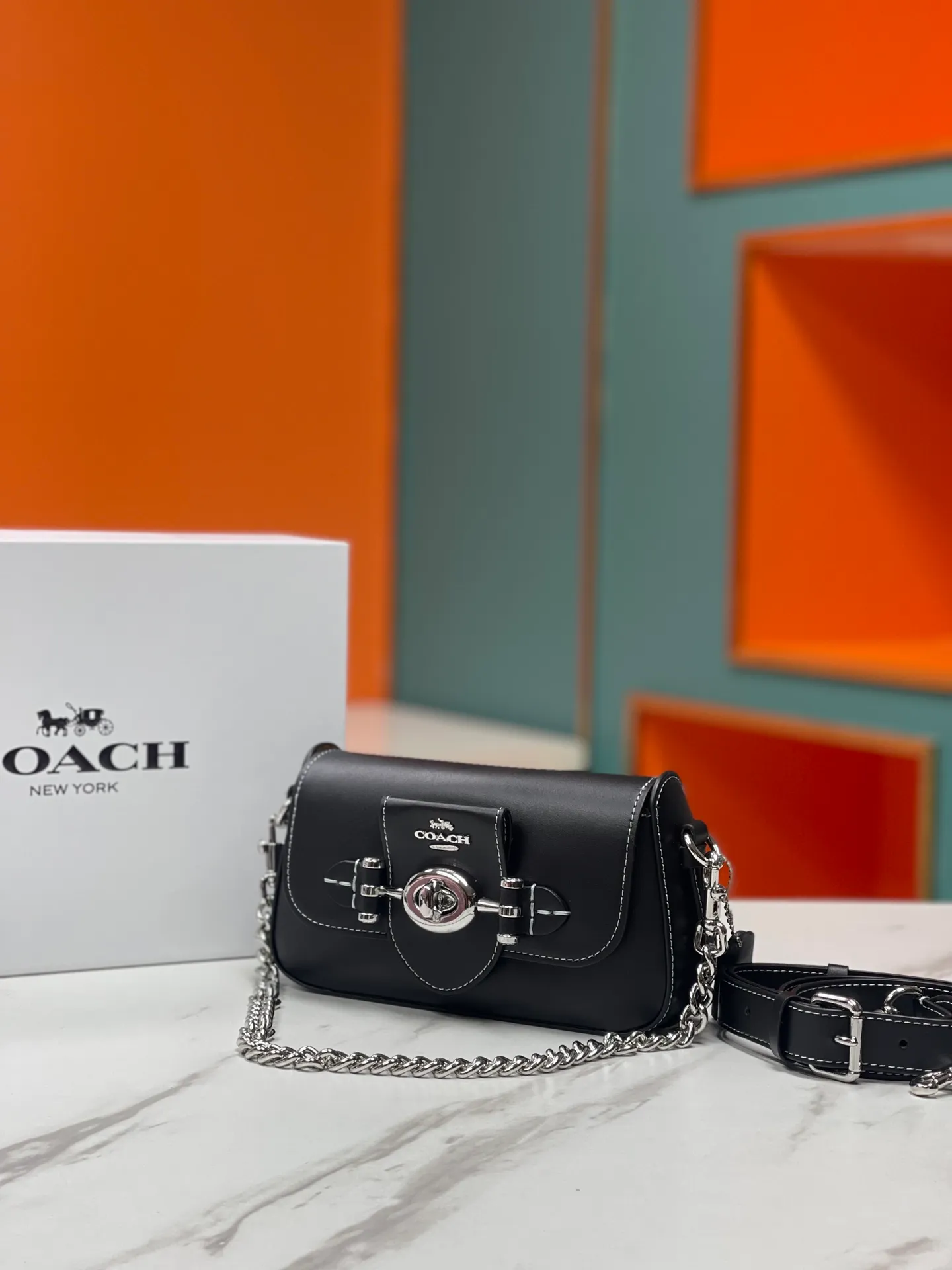 Top original order, batch 460💰Coach new product model CM049 brie underarm bag This shoulder bag meets elegance and coolness, with a baguette-inspired style that is light and exquisite in craftsmanship. Whether worn under the arm or across the body, it will look incredible ~ Exquisite buckle and turnlock design, fashionable and retro while also having practical attributes 22X13X5.5