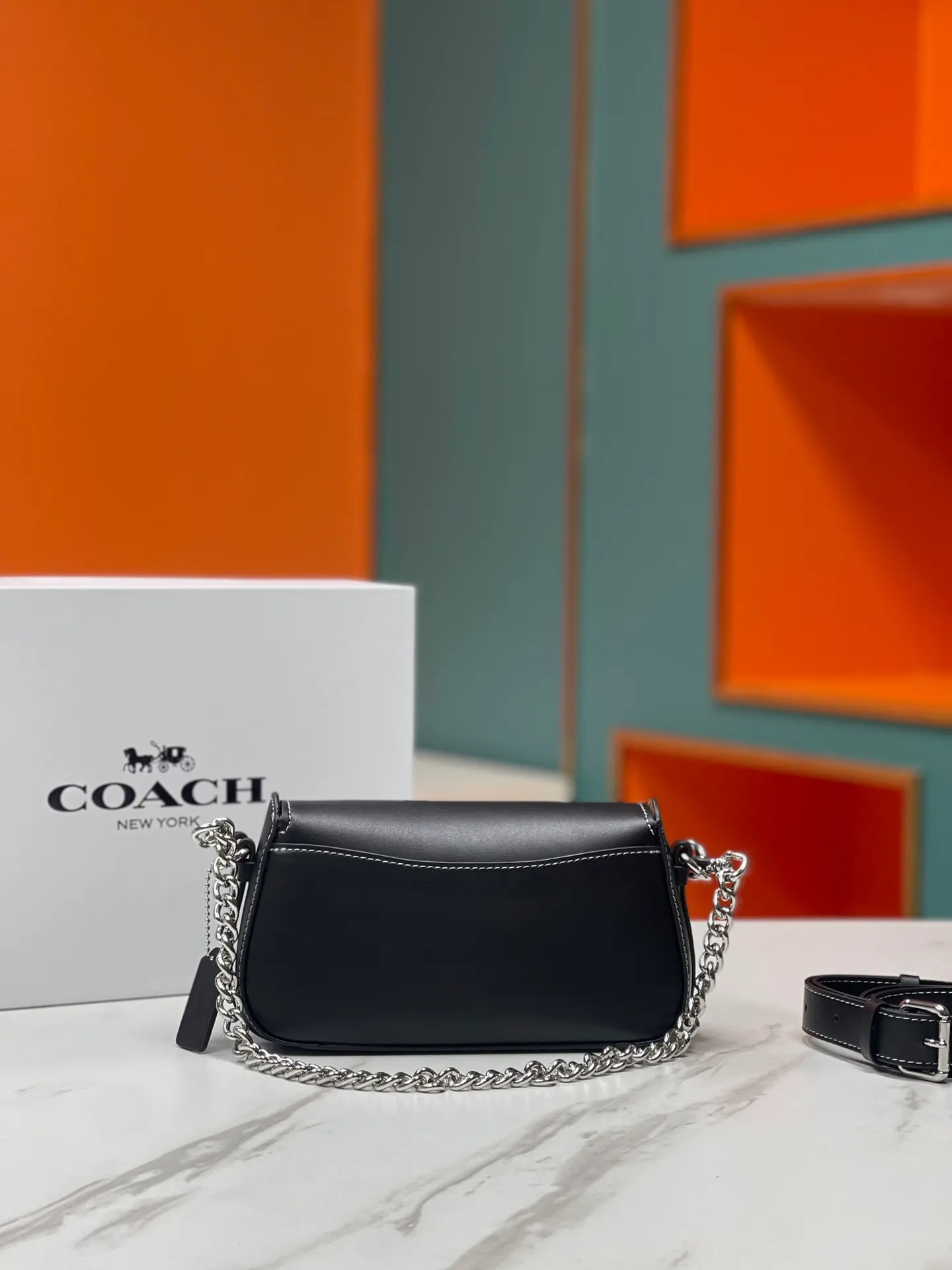 Top original order, batch 460💰Coach new product model CM049 brie underarm bag This shoulder bag meets elegance and coolness, with a baguette-inspired style that is light and exquisite in craftsmanship. Whether worn under the arm or across the body, it will look incredible ~ Exquisite buckle and turnlock design, fashionable and retro while also having practical attributes 22X13X5.5