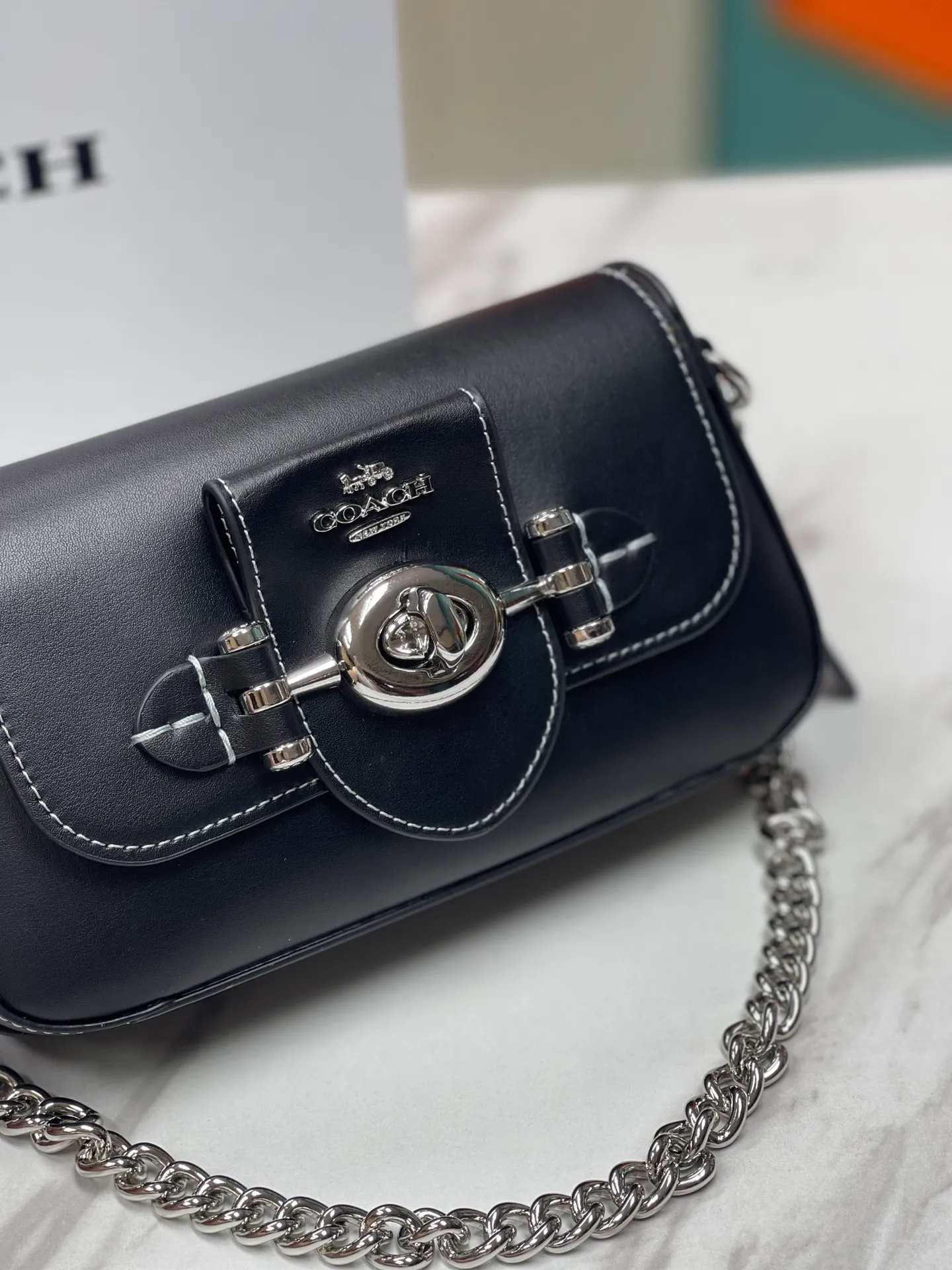 Top original order, batch 460💰Coach new product model CM049 brie underarm bag This shoulder bag meets elegance and coolness, with a baguette-inspired style that is light and exquisite in craftsmanship. Whether worn under the arm or across the body, it will look incredible ~ Exquisite buckle and turnlock design, fashionable and retro while also having practical attributes 22X13X5.5