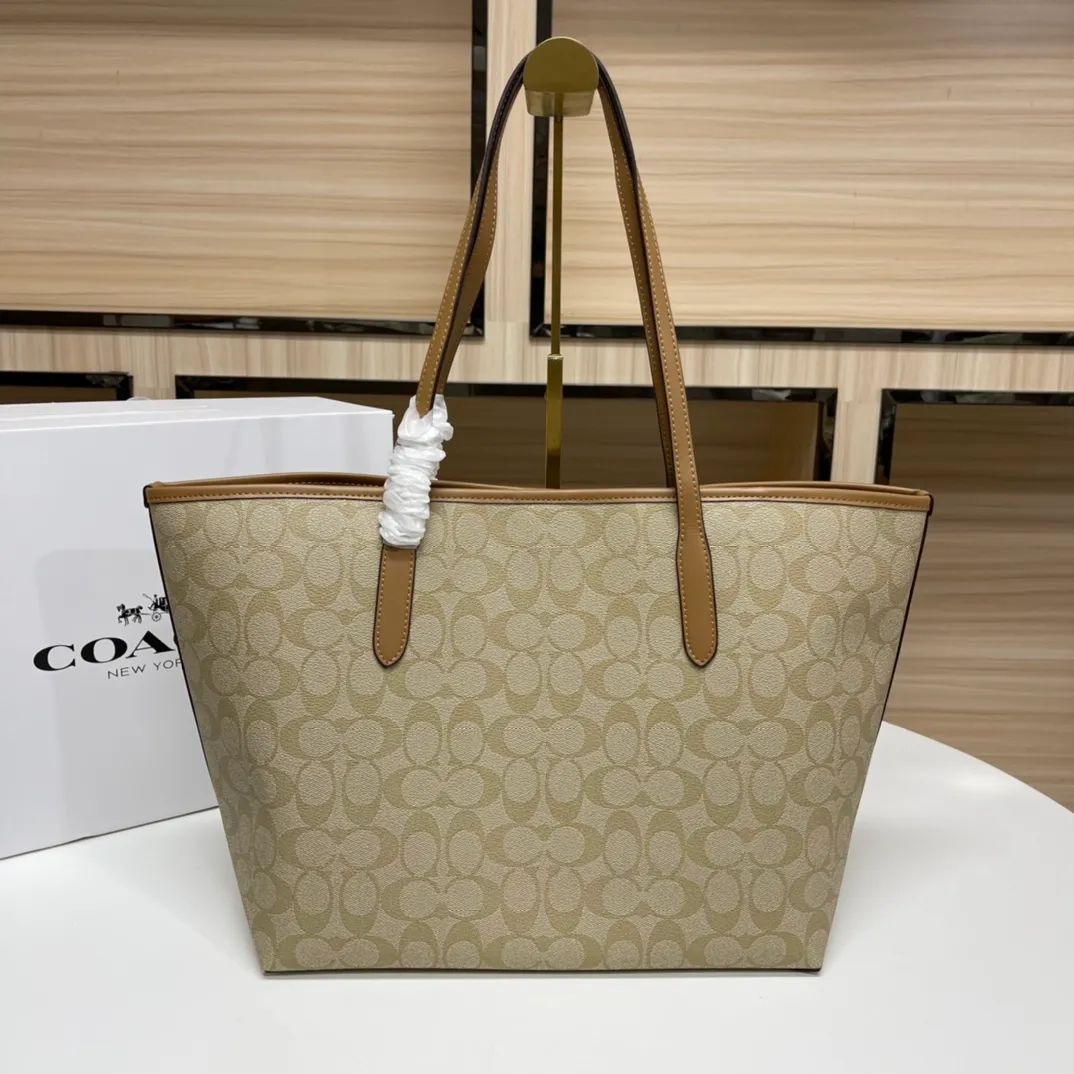 Top original order 400 in batches💰. Coach/Coach new large shopping bag. Style number: 5696& Classic presbyopic logo tote bag is super cute. It is suitable for commuting. It has a huge capacity and is also very suitable for mothers. It has a wide range of applicability, especially suitable for students, part-time workers and mothers. Size: 34*31*16 cm,