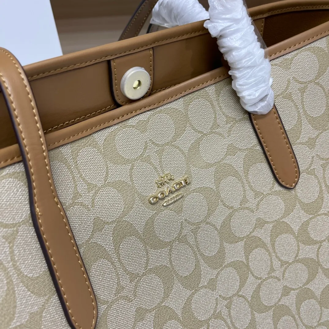 Top original order 400 in batches💰. Coach/Coach new large shopping bag. Style number: 5696& Classic presbyopic logo tote bag is super cute. It is suitable for commuting. It has a huge capacity and is also very suitable for mothers. It has a wide range of applicability, especially suitable for students, part-time workers and mothers. Size: 34*31*16 cm,