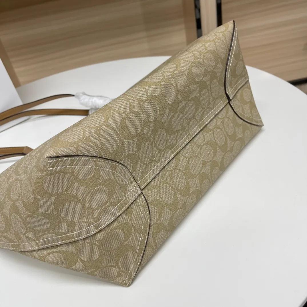Top original order 400 in batches💰. Coach/Coach new large shopping bag. Style number: 5696& Classic presbyopic logo tote bag is super cute. It is suitable for commuting. It has a huge capacity and is also very suitable for mothers. It has a wide range of applicability, especially suitable for students, part-time workers and mothers. Size: 34*31*16 cm,