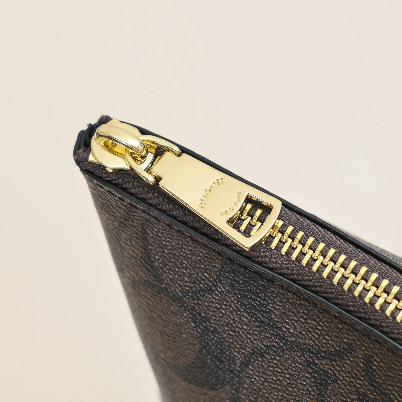 P340 [Top original order] COACH classic zipper shopping bag 4455 zipper style, good privacy, textured bag body, easy to care for, small girls can also carry it, classic and timeless style! Size: 29*24*11.5cm, pocket opening 38cm