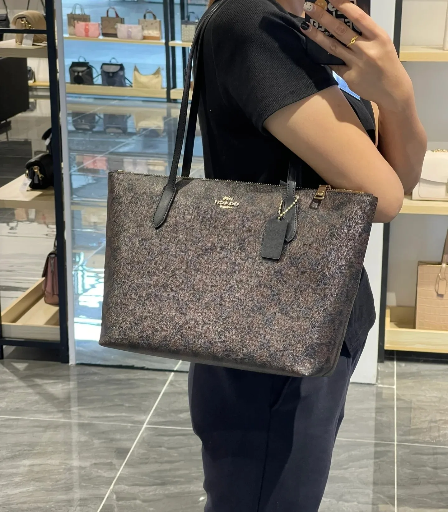 P340 [Top original order] COACH classic zipper shopping bag 4455 zipper style, good privacy, textured bag body, easy to care for, small girls can also carry it, classic and timeless style! Size: 29*24*11.5cm, pocket opening 38cm