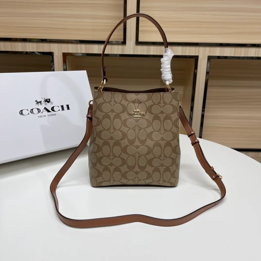 Batch 420💰 Coach/Coach new model, new carriage bucket with small logo, simple and not fancy, versatile and beautiful, can hold a large capacity, hot model🔥, new model synchronized at the counter, laminated zipper bag, imported first-layer cowhide, exquisite handwork, size 22X22X10, model 2312🌸