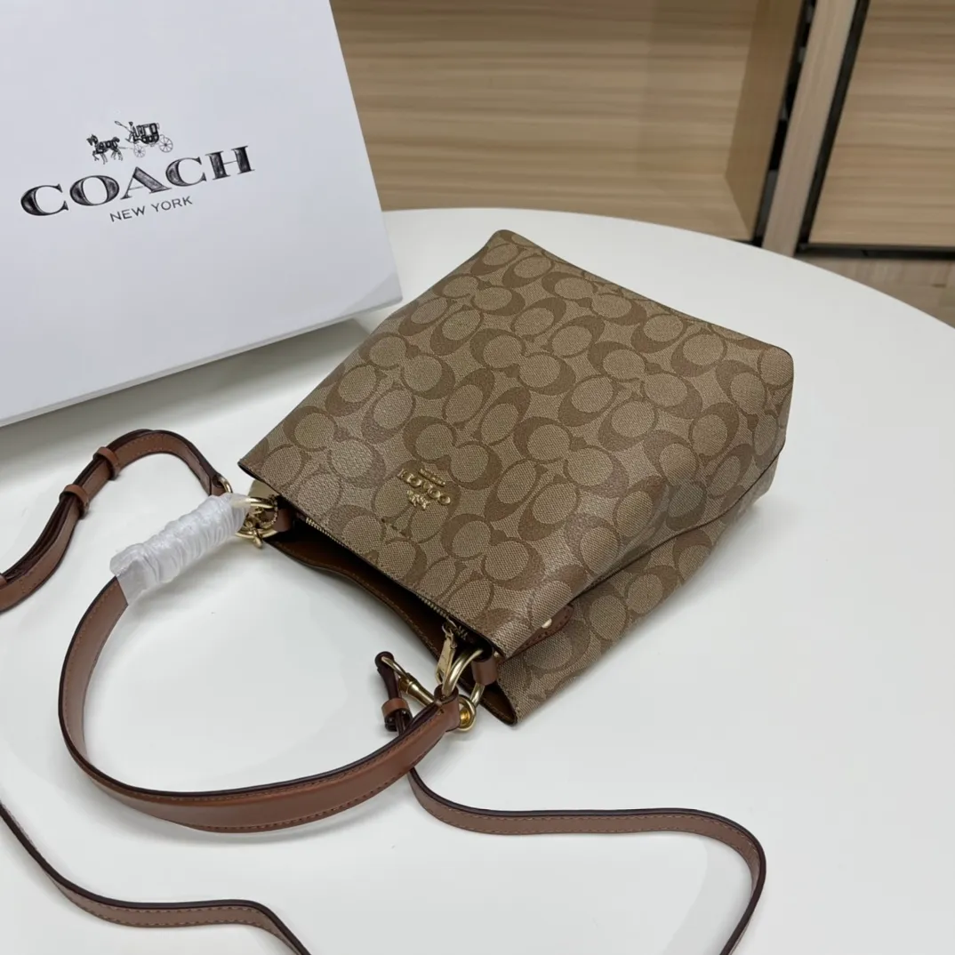 Batch 420💰 Coach/Coach new model, new carriage bucket with small logo, simple and not fancy, versatile and beautiful, can hold a large capacity, hot model🔥, new model synchronized at the counter, laminated zipper bag, imported first-layer cowhide, exquisite handwork, size 22X22X10, model 2312🌸
