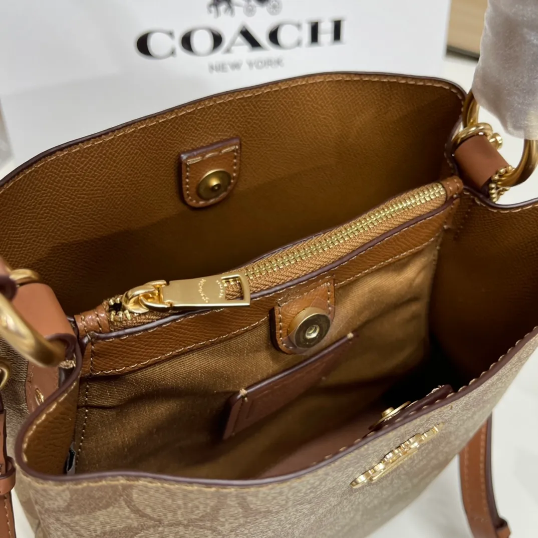 Batch 420💰 Coach/Coach new model, new carriage bucket with small logo, simple and not fancy, versatile and beautiful, can hold a large capacity, hot model🔥, new model synchronized at the counter, laminated zipper bag, imported first-layer cowhide, exquisite handwork, size 22X22X10, model 2312🌸