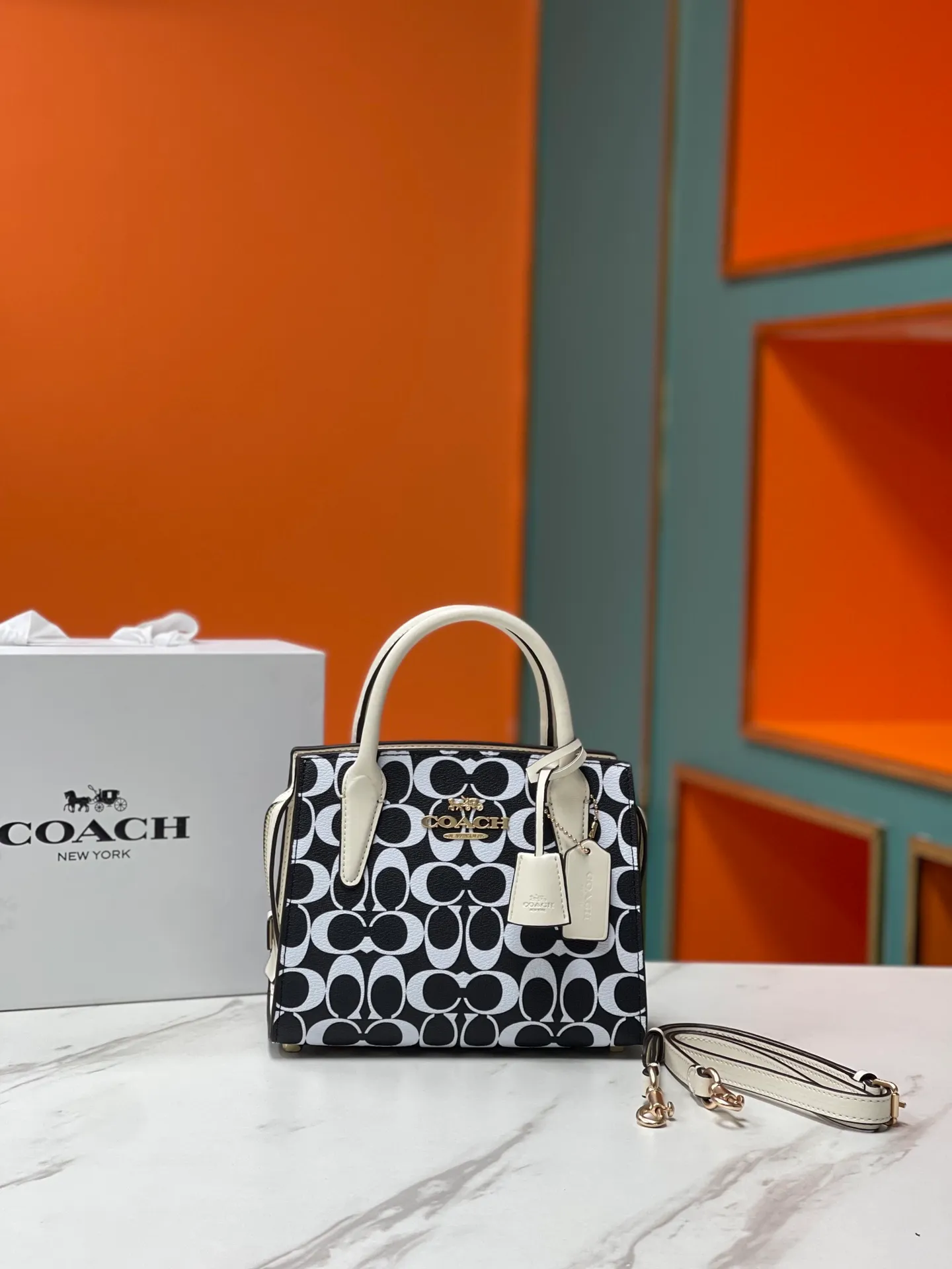Top original order, batch 440💰COACH/Coach new model CP266 January new Andrea Diana bag, versatile bag for autumn and winter, classic color matching, versatile style, timeless Diana bag, can be easily used and matched as a hand-held crossbody. The zipper design protects items from falling out. It is not too large but has a pleasant capacity, which is sufficient and easy to carry. Size 22X16.5X11.5