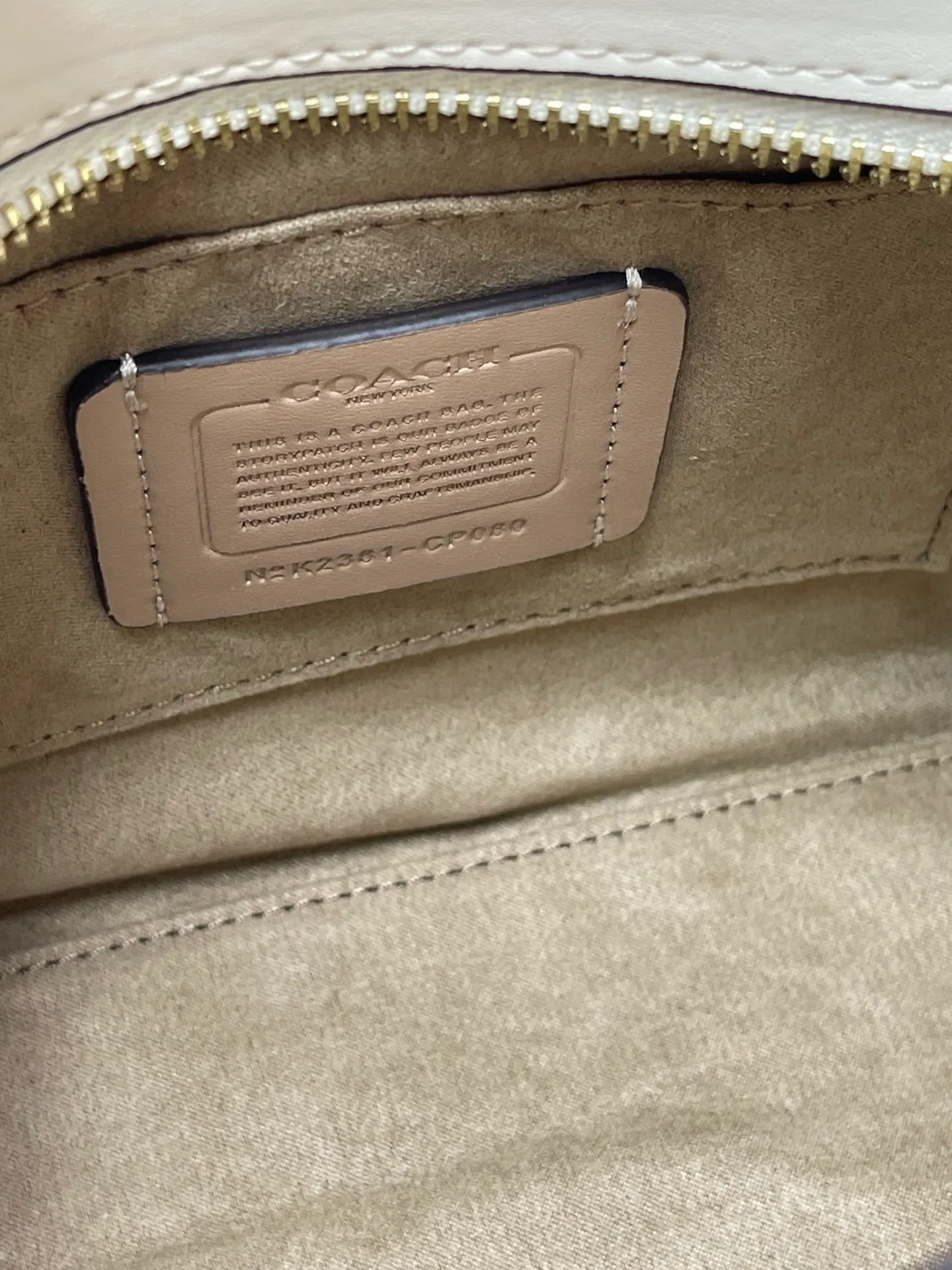 Top original order, batch 440💰COACH/Coach new model CP266 January new Andrea Diana bag, versatile bag for autumn and winter, classic color matching, versatile style, timeless Diana bag, can be easily used and matched as a hand-held crossbody. The zipper design protects items from falling out. It is not too large but has a pleasant capacity, which is sufficient and easy to carry. Size 22X16.5X11.5