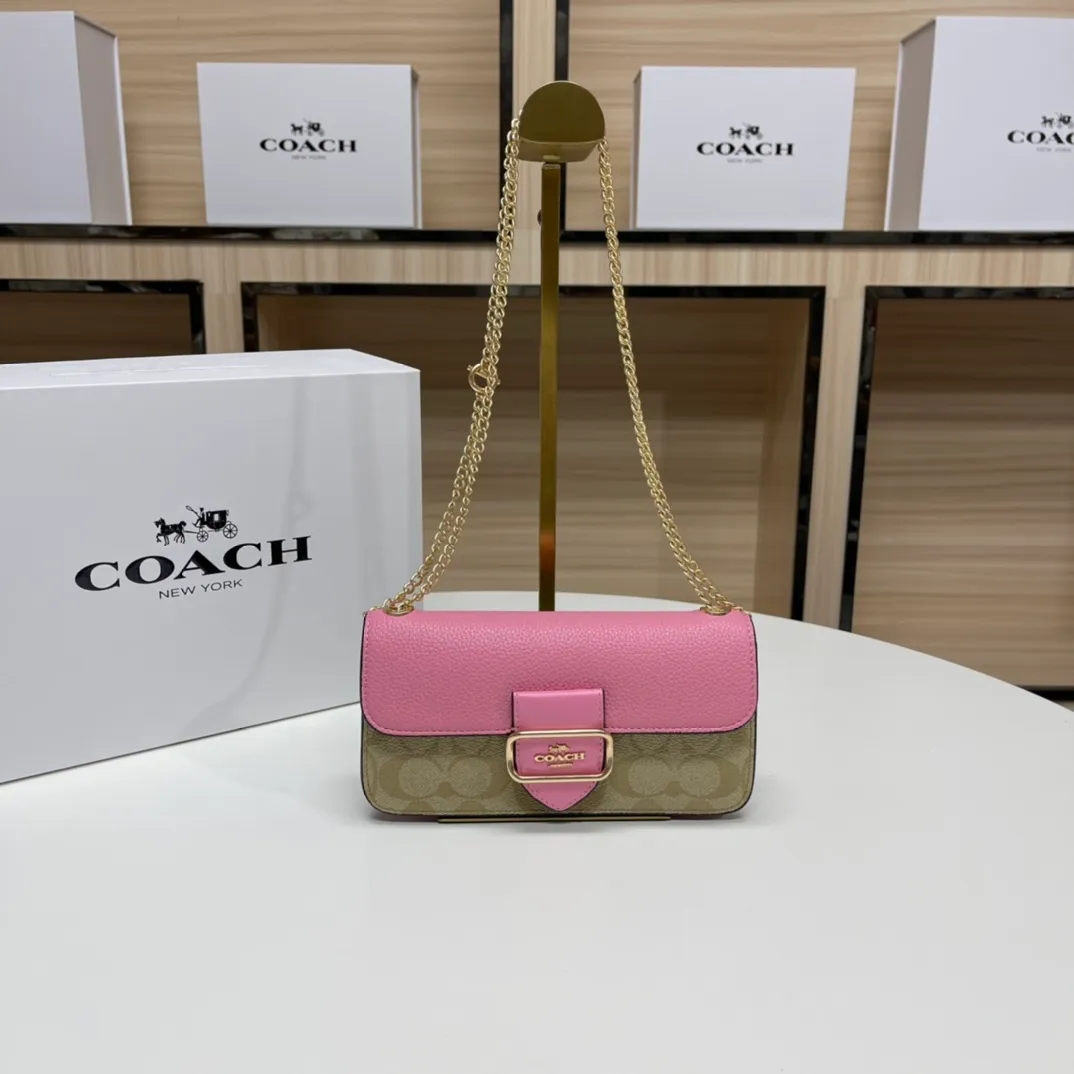 Top original order, batch 420💰New counter chain bag model CE693🚀Morgan series iron chain small crossbody. My favorite small and portable iron chain bag. It is enough to carry small things when going out, and there is no problem with mobile phones. Matching: This version and this color matching can be matched with anything. Versatile style! You can’t go wrong with anything. Small and cute. Chain: This is a chain shoulder strap, which can be changed at will, either long and cross-body, or short on the side. You can also use it as an evening bag without the shoulder strap. It’s so beautiful and versatile ~ Size: 20*10*4.5.