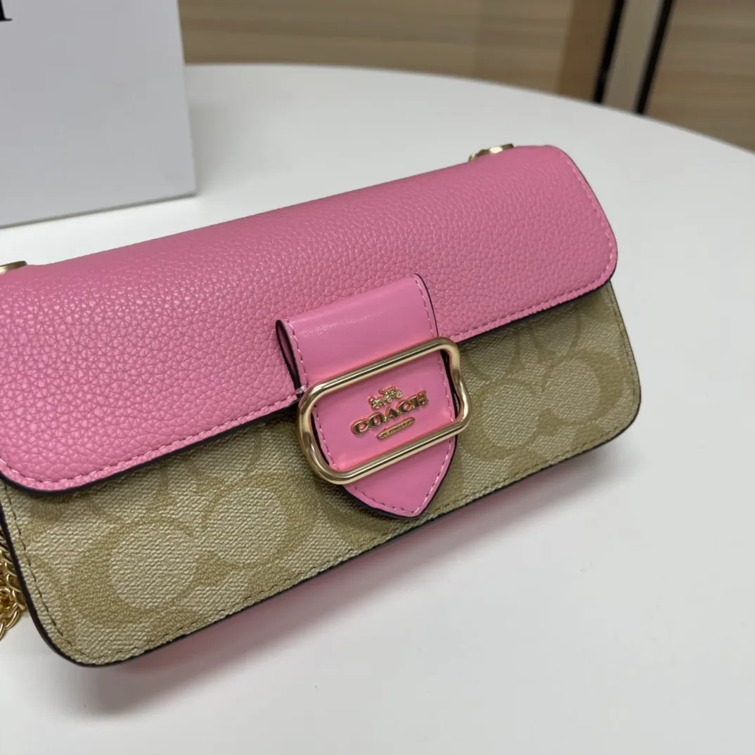 Top original order, batch 420💰New counter chain bag model CE693🚀Morgan series iron chain small crossbody. My favorite small and portable iron chain bag. It is enough to carry small things when going out, and there is no problem with mobile phones. Matching: This version and this color matching can be matched with anything. Versatile style! You can’t go wrong with anything. Small and cute. Chain: This is a chain shoulder strap, which can be changed at will, either long and cross-body, or short on the side. You can also use it as an evening bag without the shoulder strap. It’s so beautiful and versatile ~ Size: 20*10*4.5.