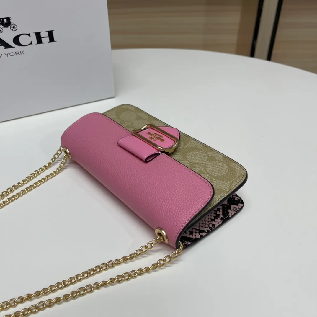 Top original order, batch 420💰New counter chain bag model CE693🚀Morgan series iron chain small crossbody. My favorite small and portable iron chain bag. It is enough to carry small things when going out, and there is no problem with mobile phones. Matching: This version and this color matching can be matched with anything. Versatile style! You can’t go wrong with anything. Small and cute. Chain: This is a chain shoulder strap, which can be changed at will, either long and cross-body, or short on the side. You can also use it as an evening bag without the shoulder strap. It’s so beautiful and versatile ~ Size: 20*10*4.5.
