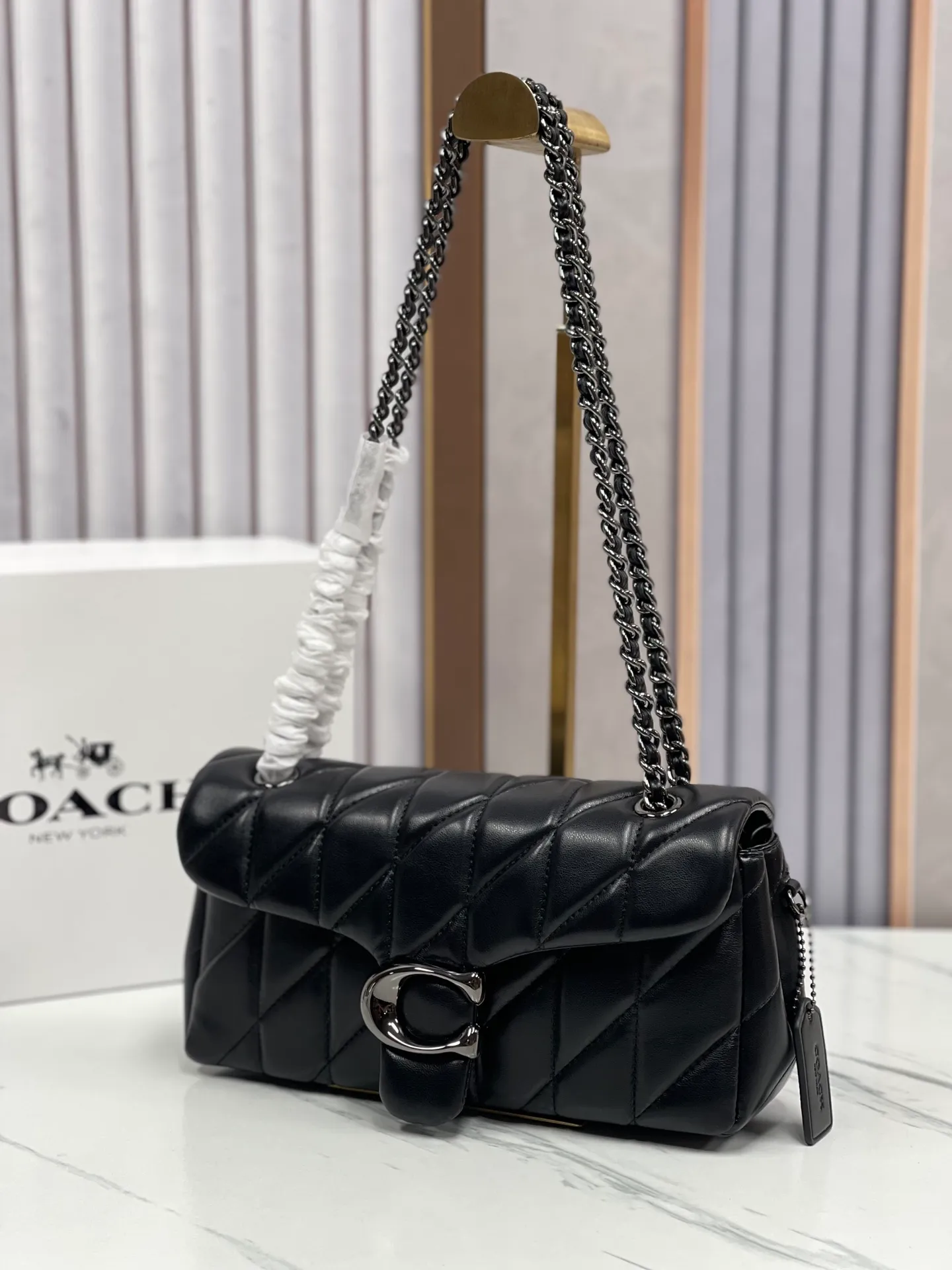 Top original order batch 480¥Coach/Coach new model synchronized new product model CP400 Quilting Tabby chain tabby with quilting process, cool dark buckle, low-key and high-end black gun buckle. Choose the size and color you like. Size 26/15.