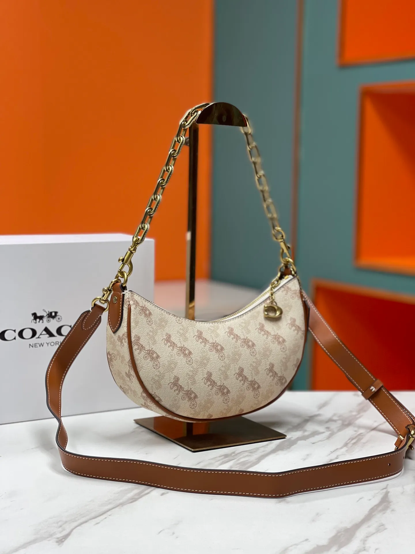 Top original order, batch 460💰Coach new crescent bag Mira model CM564 crescent bag is super popular this year! This bag type needs no further introduction. The shape of Coach's bag is close to a semicircle, the leather is soft, and it is the most comfortable on both sides. You can choose a brass chain with stitching technology, or you can choose a wide shoulder strap, which is labor-saving and stylish. Size 23.5X16X6.5