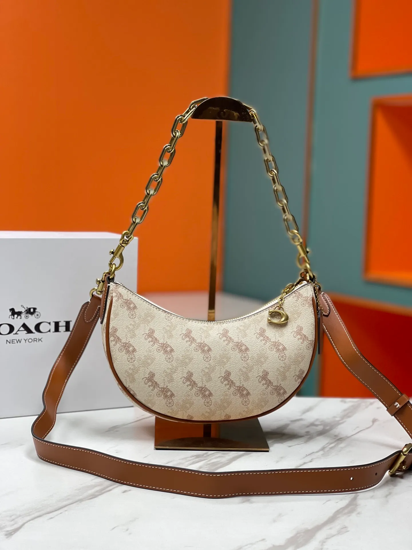 Top original order, batch 460💰Coach new crescent bag Mira model CM564 crescent bag is super popular this year! This bag type needs no further introduction. The shape of Coach's bag is close to a semicircle, the leather is soft, and it is the most comfortable on both sides. You can choose a brass chain with stitching technology, or you can choose a wide shoulder strap, which is labor-saving and stylish. Size 23.5X16X6.5