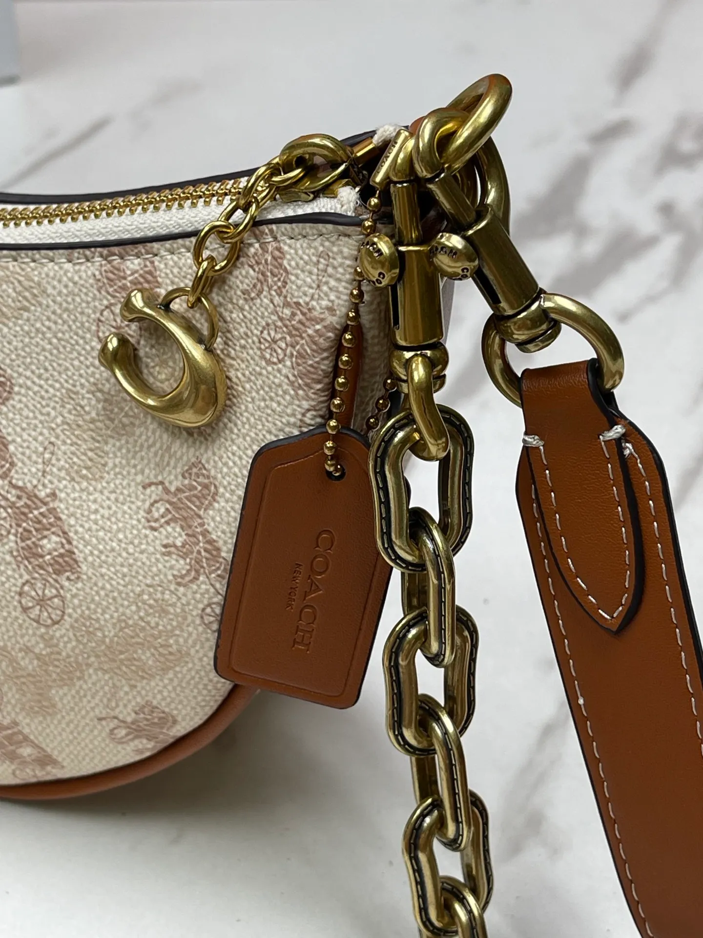Top original order, batch 460💰Coach new crescent bag Mira model CM564 crescent bag is super popular this year! This bag type needs no further introduction. The shape of Coach's bag is close to a semicircle, the leather is soft, and it is the most comfortable on both sides. You can choose a brass chain with stitching technology, or you can choose a wide shoulder strap, which is labor-saving and stylish. Size 23.5X16X6.5