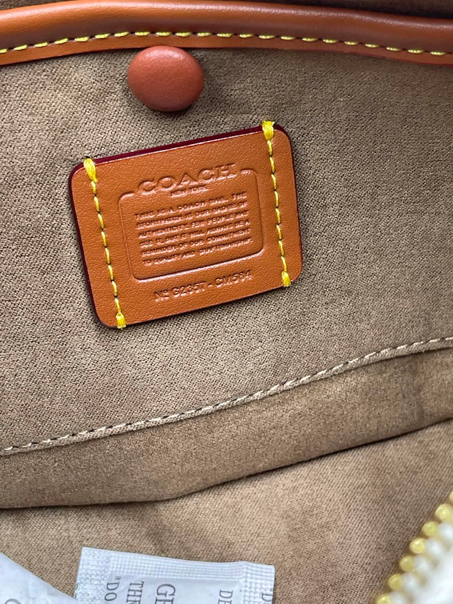 Top original order, batch 460💰Coach new crescent bag Mira model CM564 crescent bag is super popular this year! This bag type needs no further introduction. The shape of Coach's bag is close to a semicircle, the leather is soft, and it is the most comfortable on both sides. You can choose a brass chain with stitching technology, or you can choose a wide shoulder strap, which is labor-saving and stylish. Size 23.5X16X6.5