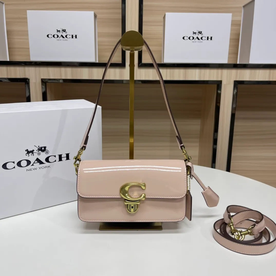 Batch 480💰Coach/Coach new NEw new baguette bag Studio 20 patent leather! [Rose] model cE761 new baguette bag patent leather mirror bag, Studio20 girl bright eye I like it~ the red and black are very stylish This patent leather has a good texture and the gloss is not ordinary Size 20/10/6.5[Fireworks][Fireworks]