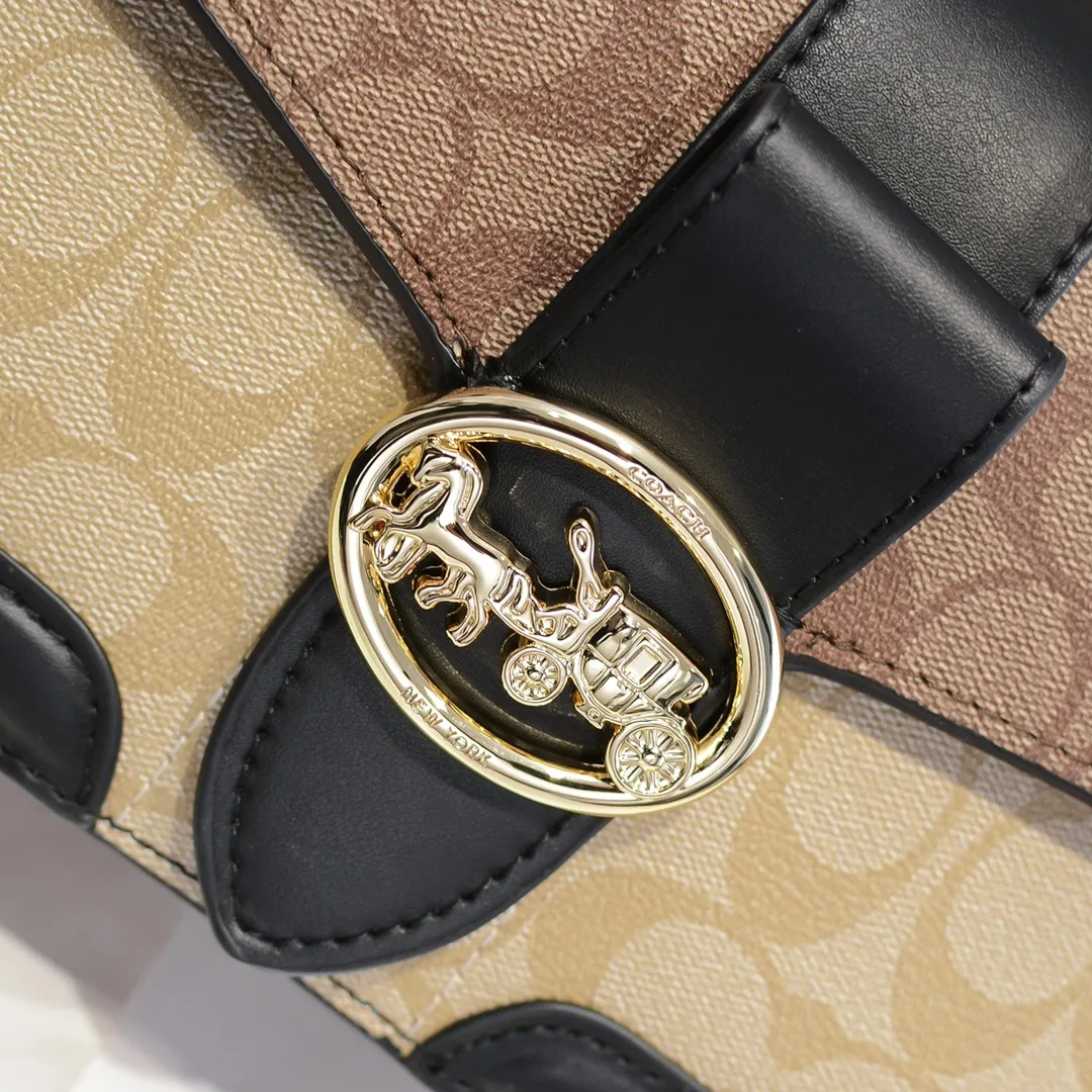 Coach's new all-match Georgie series Dionysian bag 5509 is a two-color presbyopia. The snake pattern details on the side are very special. The whole looks very high-end and unique. The bag shape is three-dimensional and beautiful. It is very versatile and not picky! Size: 26CM long X 15CM high X 7CM wide
