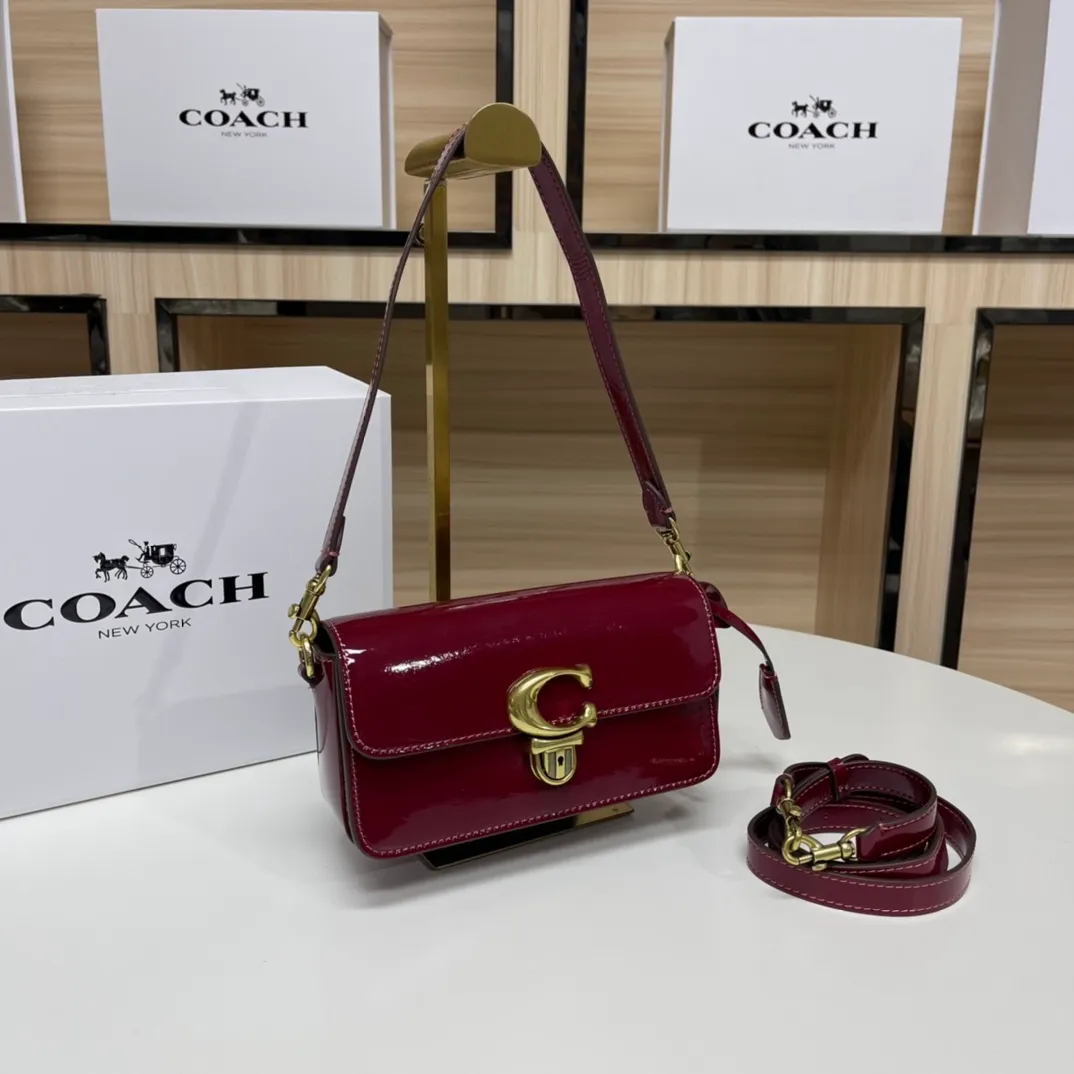 Batch 480💰Coach/Coach new NEw new baguette bag Studio 20 patent leather! [Rose] model cE761 new baguette bag patent leather mirror bag, Studio20 girl bright eye I like it~ the red and black are very stylish This patent leather has a good texture and the gloss is not ordinary Size 20/10/6.5[Fireworks][Fireworks]