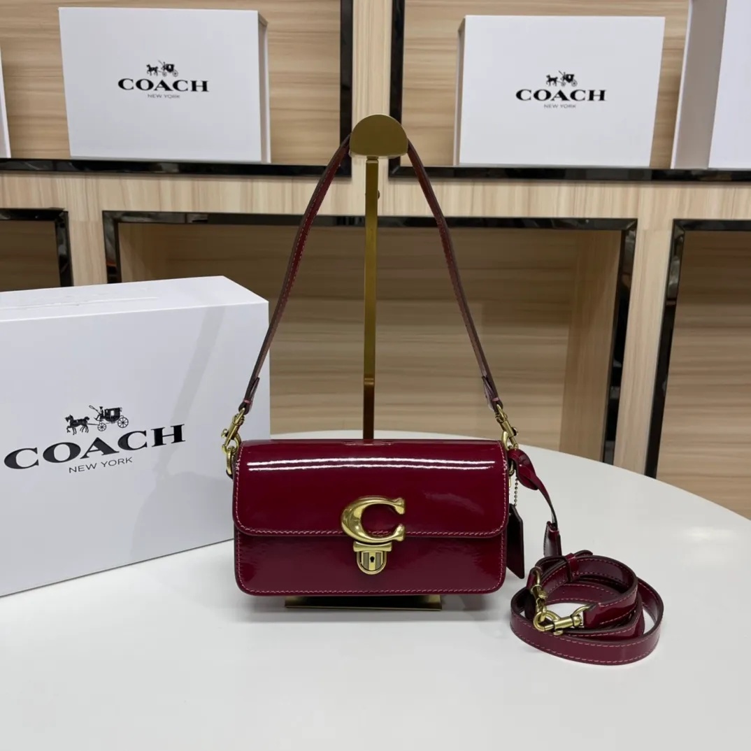 Batch 480💰Coach/Coach new NEw new baguette bag Studio 20 patent leather! [Rose] model cE761 new baguette bag patent leather mirror bag, Studio20 girl bright eye I like it~ the red and black are very stylish This patent leather has a good texture and the gloss is not ordinary Size 20/10/6.5[Fireworks][Fireworks]