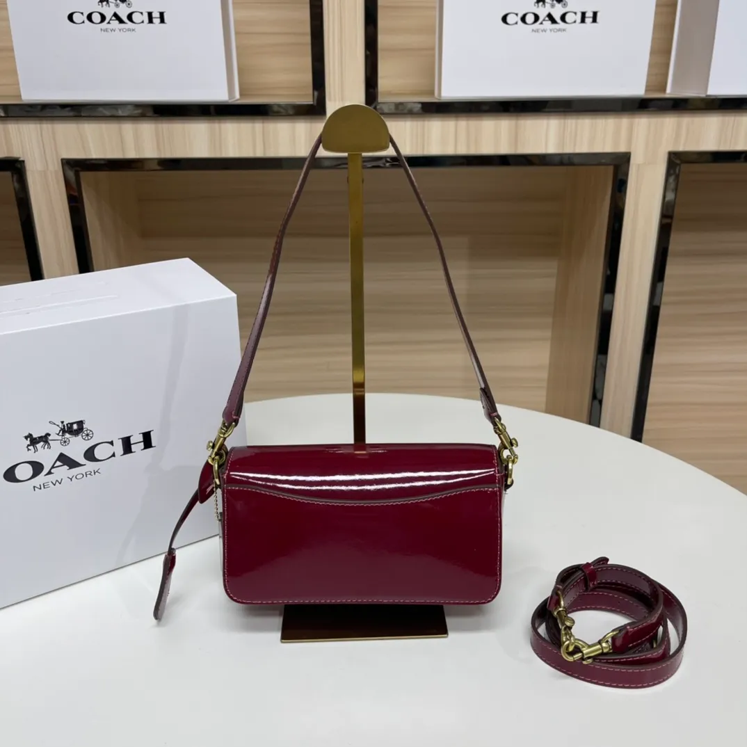 Batch 480💰Coach/Coach new NEw new baguette bag Studio 20 patent leather! [Rose] model cE761 new baguette bag patent leather mirror bag, Studio20 girl bright eye I like it~ the red and black are very stylish This patent leather has a good texture and the gloss is not ordinary Size 20/10/6.5[Fireworks][Fireworks]