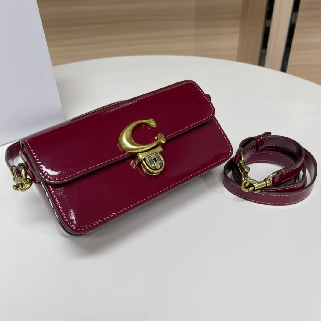 Batch 480💰Coach/Coach new NEw new baguette bag Studio 20 patent leather! [Rose] model cE761 new baguette bag patent leather mirror bag, Studio20 girl bright eye I like it~ the red and black are very stylish This patent leather has a good texture and the gloss is not ordinary Size 20/10/6.5[Fireworks][Fireworks]
