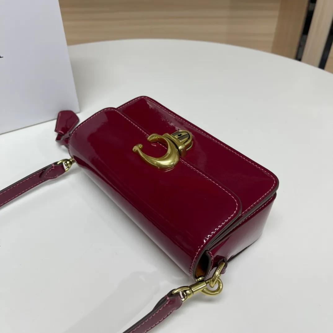 Batch 480💰Coach/Coach new NEw new baguette bag Studio 20 patent leather! [Rose] model cE761 new baguette bag patent leather mirror bag, Studio20 girl bright eye I like it~ the red and black are very stylish This patent leather has a good texture and the gloss is not ordinary Size 20/10/6.5[Fireworks][Fireworks]