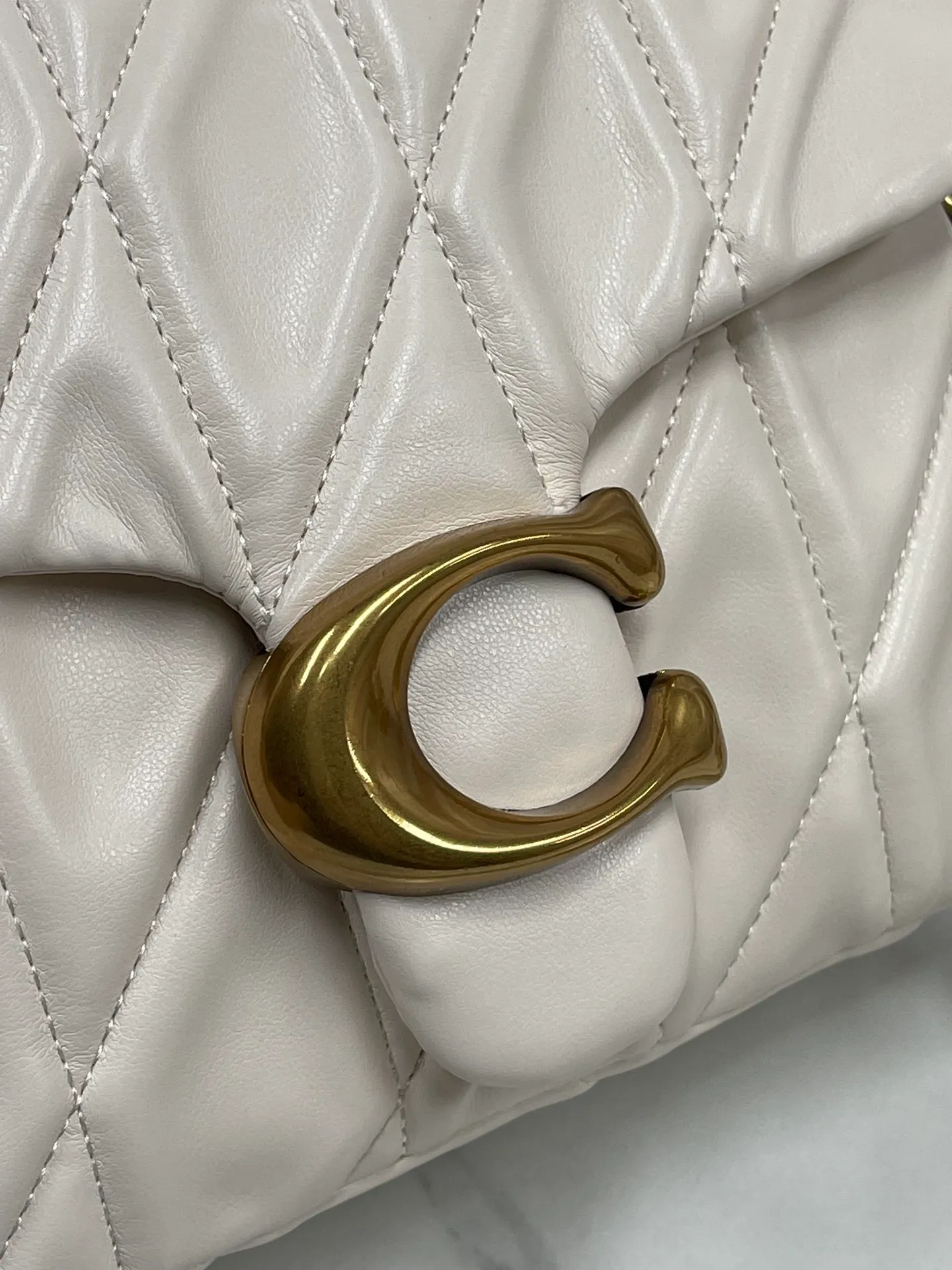 P480💰Coach’s new Square Tabby20 is retro and high-end, with a sheepskin texture. Square shoulder crossbody chain women's bag CW629, size 21×16×7. white black