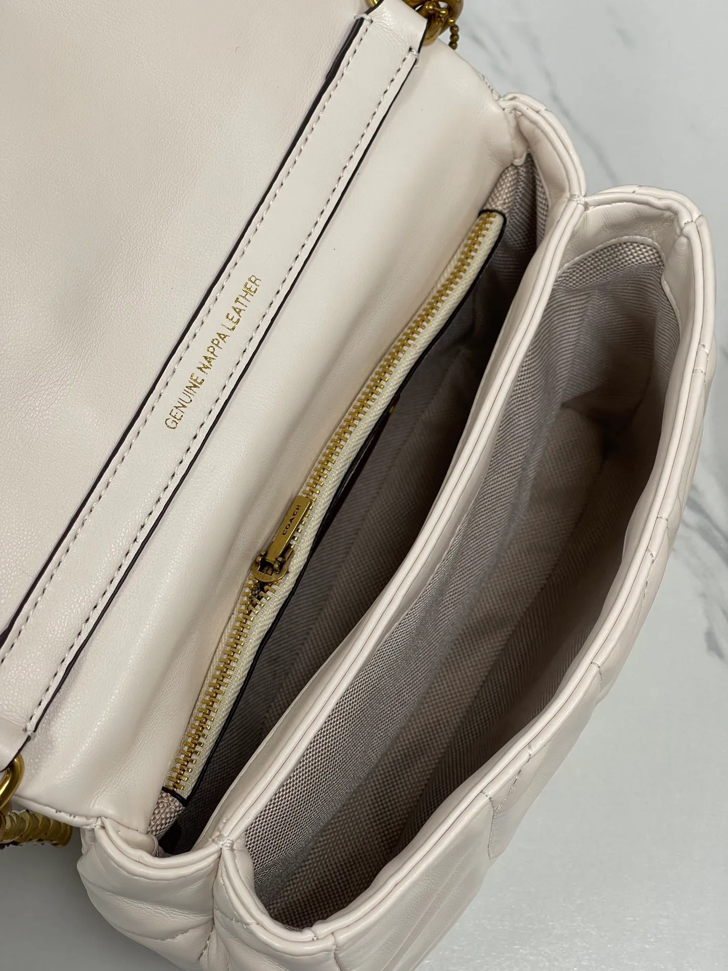 P480💰Coach’s new Square Tabby20 is retro and high-end, with a sheepskin texture. Square shoulder crossbody chain women's bag CW629, size 21×16×7. white black