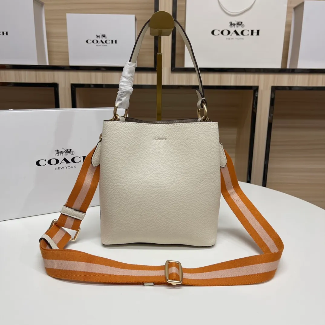 Batch 520💰coach/Coach new model, co-branded with Basquiat, the latest model, small embroidered woven bucket bag. 👑, with cloth shoulder straps and wrist straps, it can meet various travel matching needs. Full leather bag body, with first-layer cowhide 🌹Size 21x22X10.5