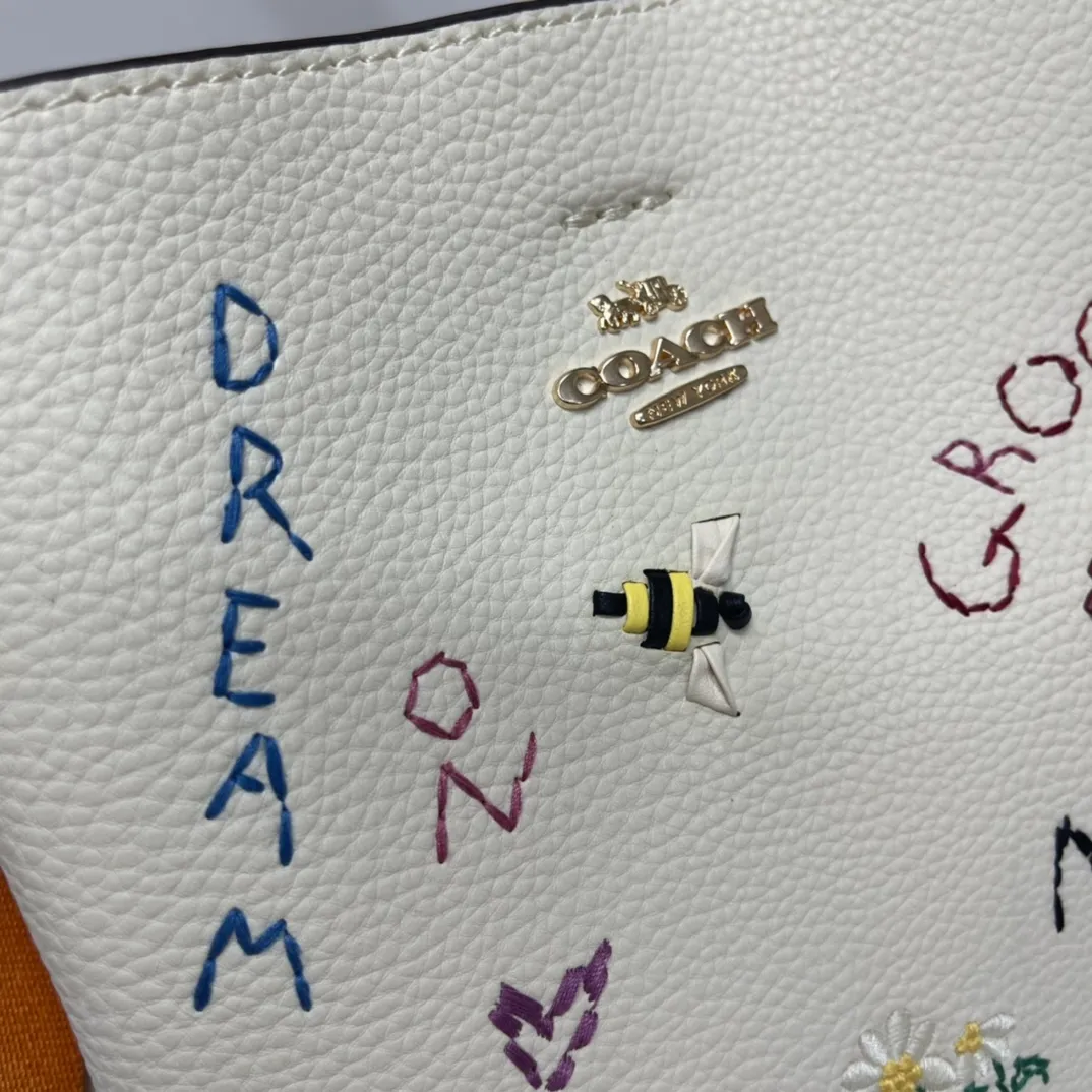 Batch 520💰coach/Coach new model, co-branded with Basquiat, the latest model, small embroidered woven bucket bag. 👑, with cloth shoulder straps and wrist straps, it can meet various travel matching needs. Full leather bag body, with first-layer cowhide 🌹Size 21x22X10.5