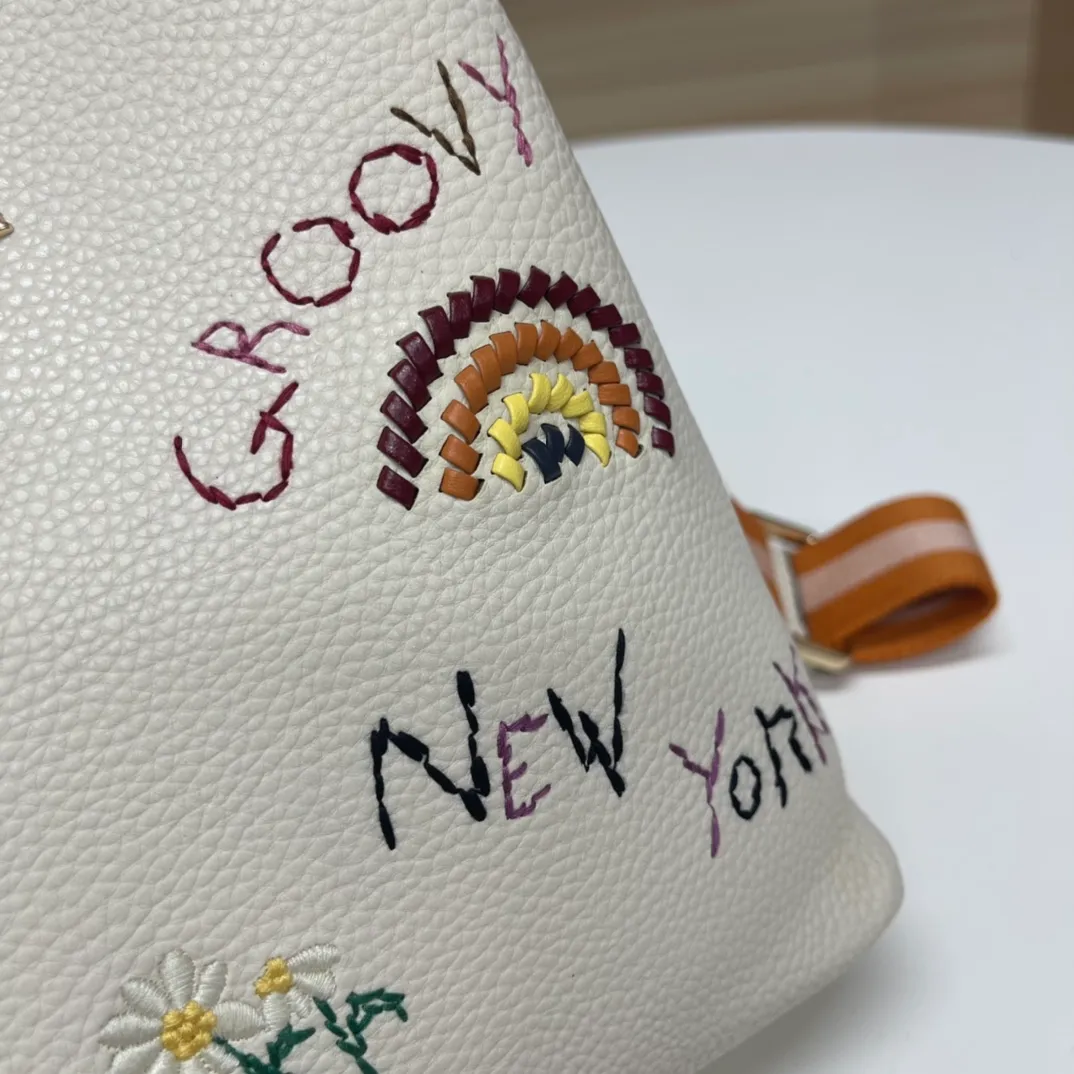 Batch 520💰coach/Coach new model, co-branded with Basquiat, the latest model, small embroidered woven bucket bag. 👑, with cloth shoulder straps and wrist straps, it can meet various travel matching needs. Full leather bag body, with first-layer cowhide 🌹Size 21x22X10.5
