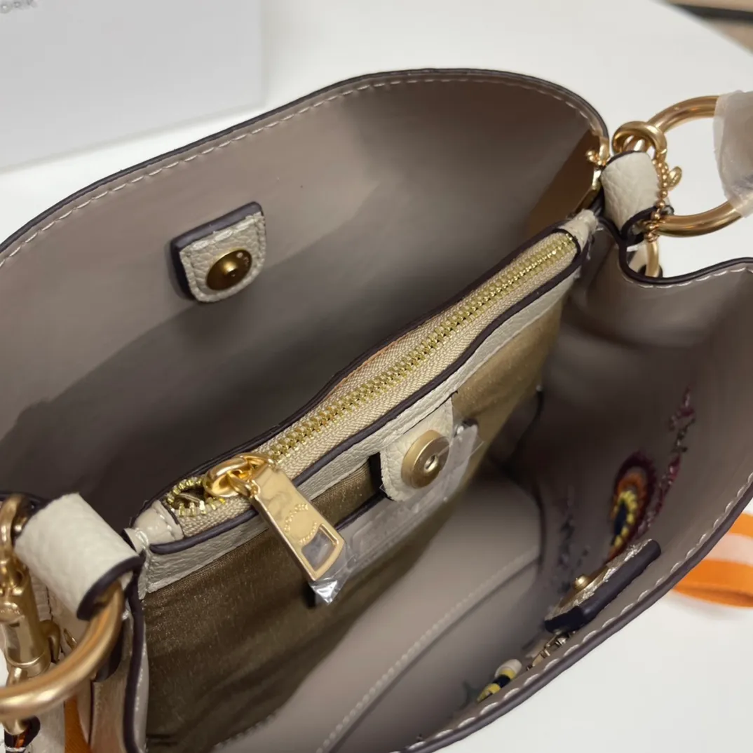 Batch 520💰coach/Coach new model, co-branded with Basquiat, the latest model, small embroidered woven bucket bag. 👑, with cloth shoulder straps and wrist straps, it can meet various travel matching needs. Full leather bag body, with first-layer cowhide 🌹Size 21x22X10.5