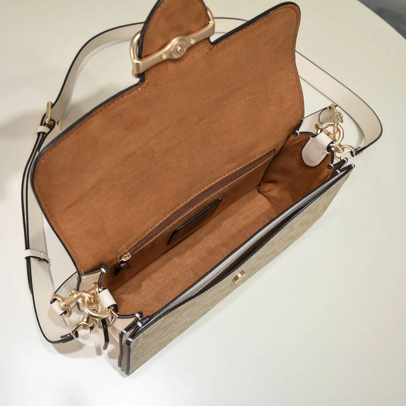 P440 [Top original order] New COACH MORGAN classic one-shoulder cross-body armpit bag CH506 milk tea splicing design ~ two different shades of presbyopic fabrics, exquisite and layered, elegant and generous ~ visually very harmonious and versatile! Size:26.5*6.5*14cm
