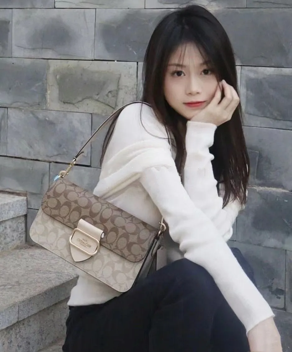 P440 [Top original order] New COACH MORGAN classic one-shoulder cross-body armpit bag CH506 milk tea splicing design ~ two different shades of presbyopic fabrics, exquisite and layered, elegant and generous ~ visually very harmonious and versatile! Size:26.5*6.5*14cm