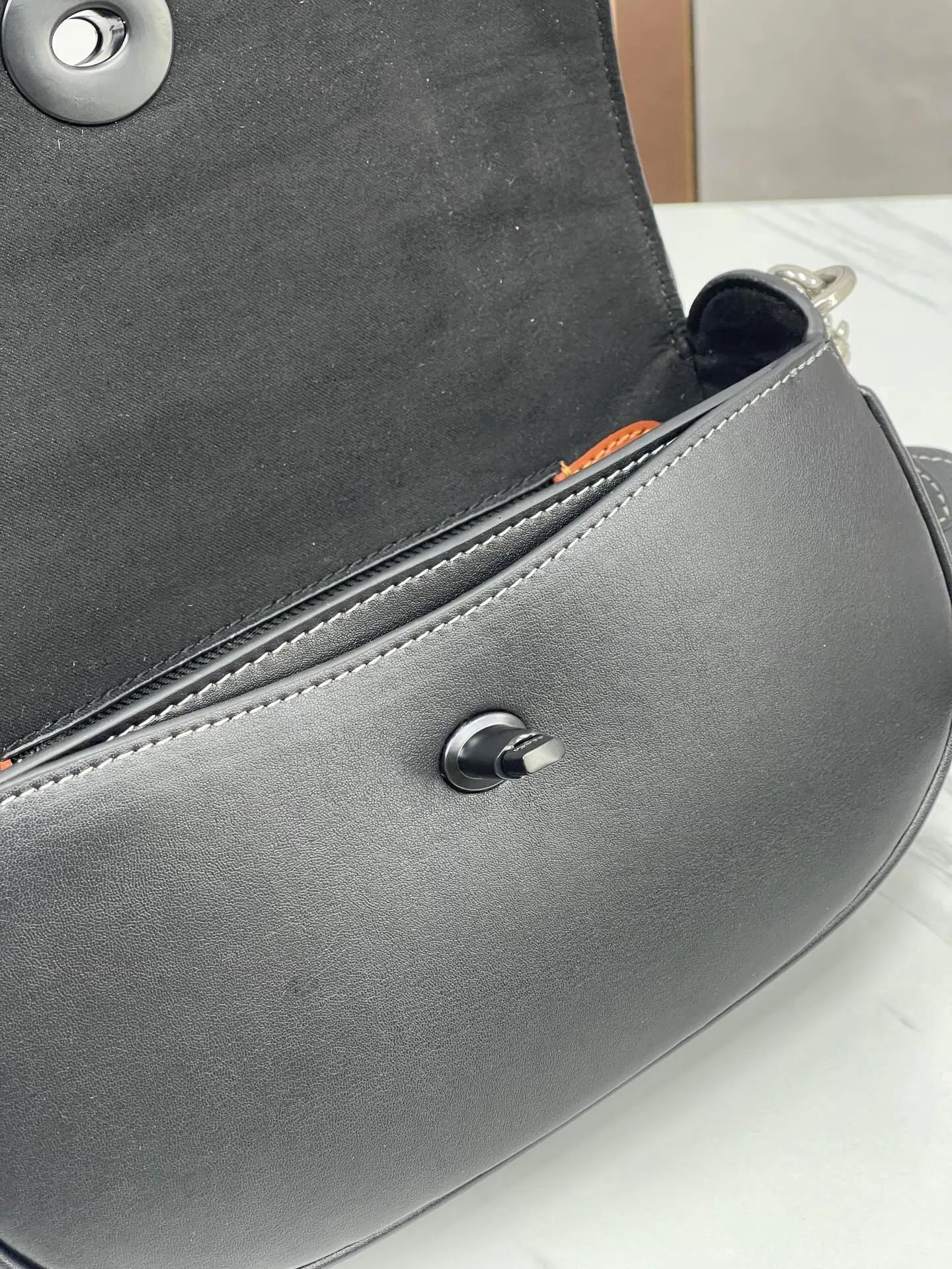 Batch 440💰coach/Coach new women's saddle bag model CU536 shoulder crossbody handbag HARLEY23 retro camellia lock bag armpit bag size: 22*13*5