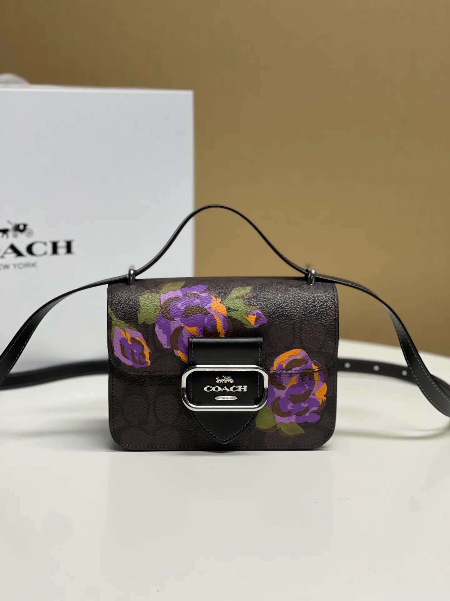 Top original order batch 440💰coach/Coach new model latest August new product model CL415 Morgan series is a must-have for Valentine's Day gifts. Exquisite, compact and playful, wear-resistant and scratch-resistant. The built-in compartment can accommodate a variety of personal belongings. Girls don't have to worry about their belongings when going out. The shoulder strap can be adjusted diagonally or on one shoulder. Super practical