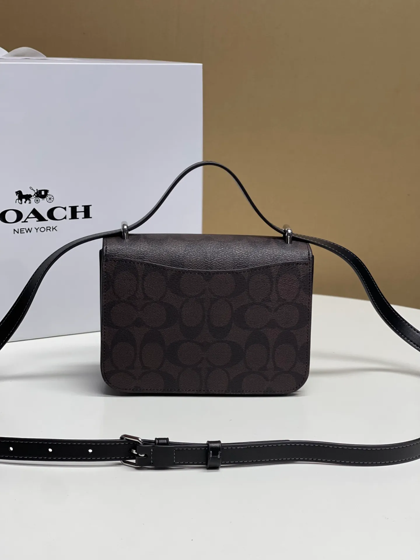 Top original order batch 440💰coach/Coach new model latest August new product model CL415 Morgan series is a must-have for Valentine's Day gifts. Exquisite, compact and playful, wear-resistant and scratch-resistant. The built-in compartment can accommodate a variety of personal belongings. Girls don't have to worry about their belongings when going out. The shoulder strap can be adjusted diagonally or on one shoulder. Super practical