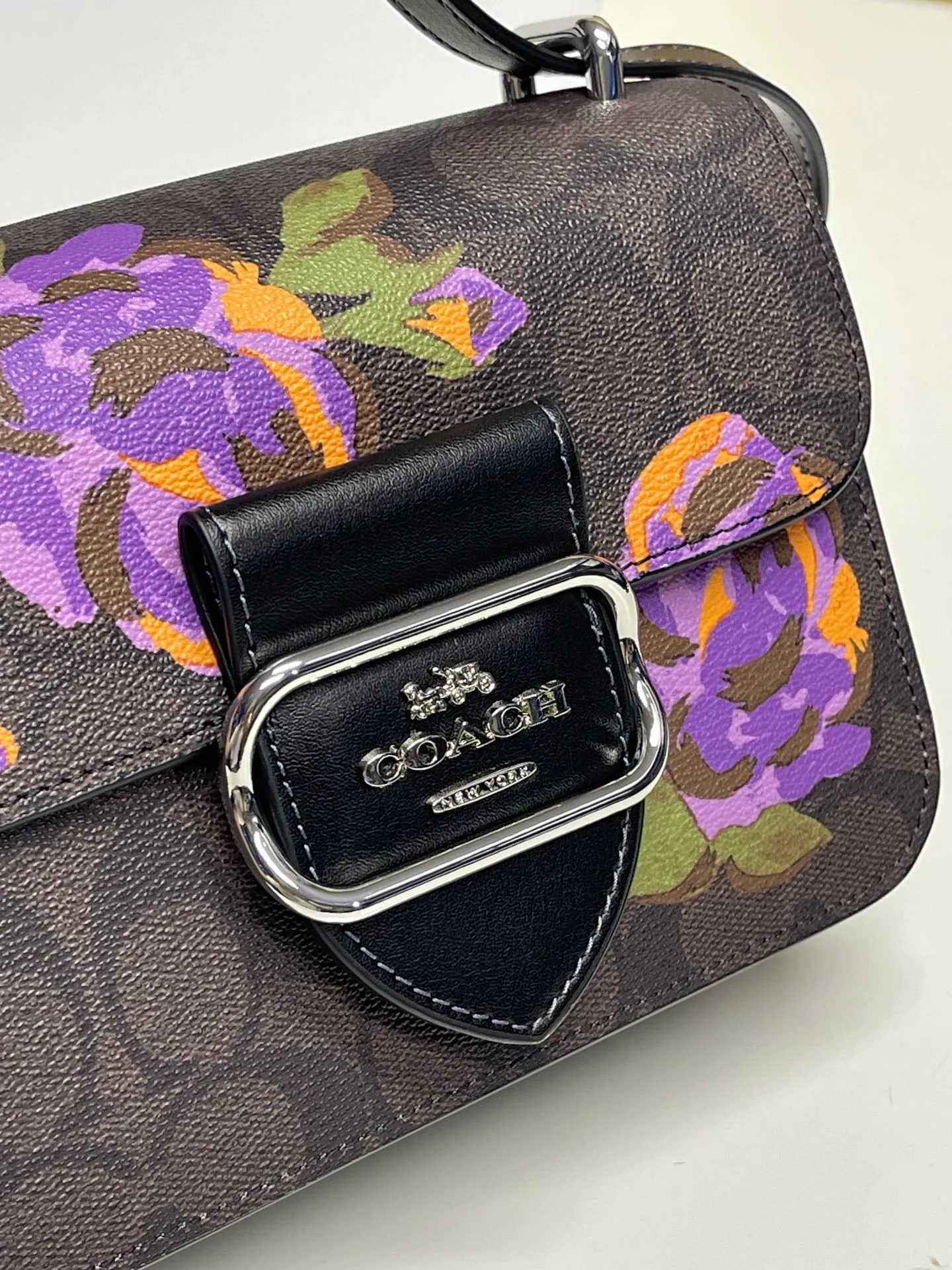 Top original order batch 440💰coach/Coach new model latest August new product model CL415 Morgan series is a must-have for Valentine's Day gifts. Exquisite, compact and playful, wear-resistant and scratch-resistant. The built-in compartment can accommodate a variety of personal belongings. Girls don't have to worry about their belongings when going out. The shoulder strap can be adjusted diagonally or on one shoulder. Super practical