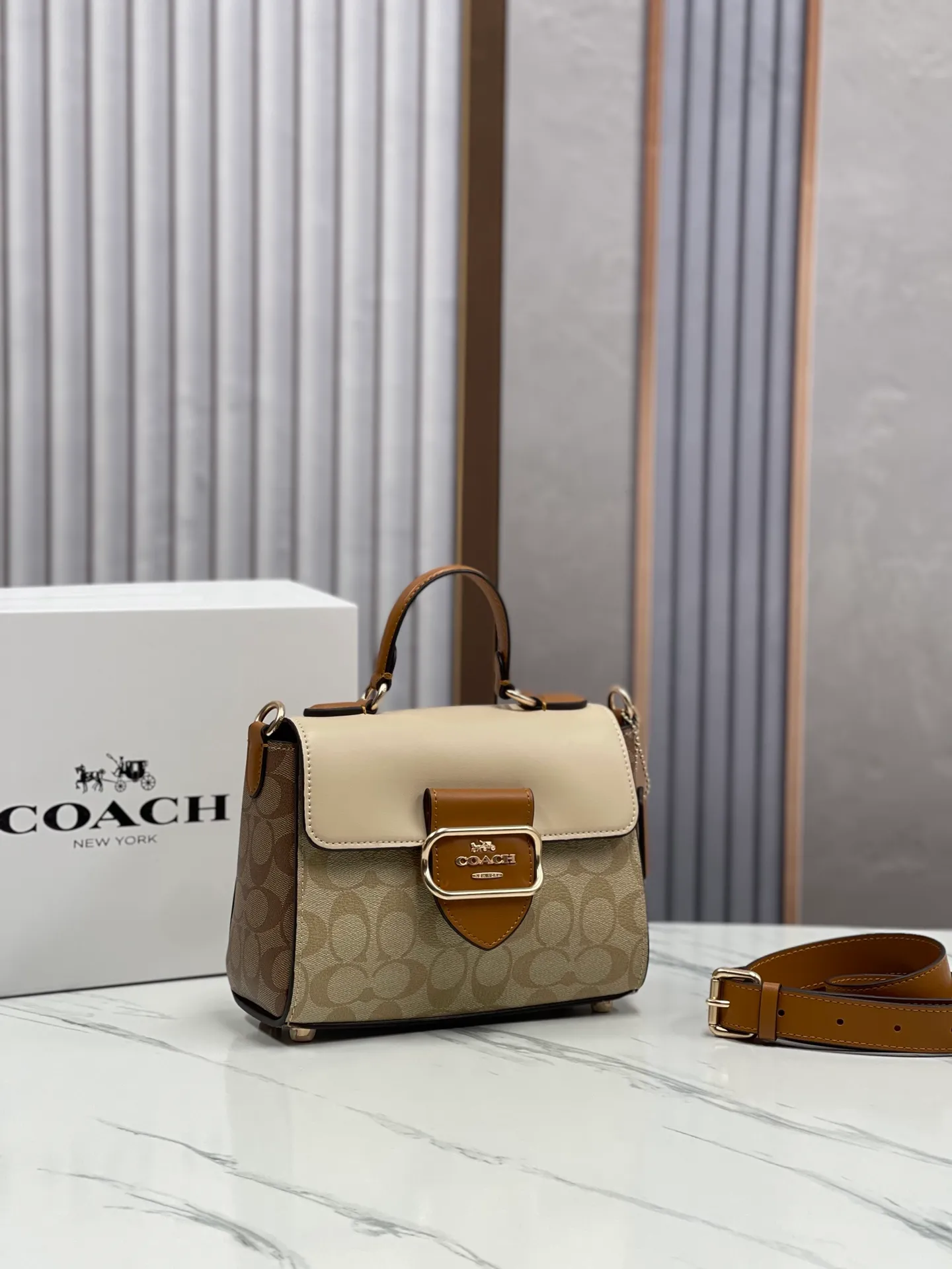 Batch 480💰COACH new March new product morgan. CR327 cream white is super soft and a must-have for trendy fashionistas. The cream white bag is so easy to match and it is so soft. It can be matched casually to create a whole atmosphere. The capacity is also very large. It is completely ok to carry mobile phones and electronic treasures. Folding umbrellas are enough for daily commuting to work! Size 21/16/11.