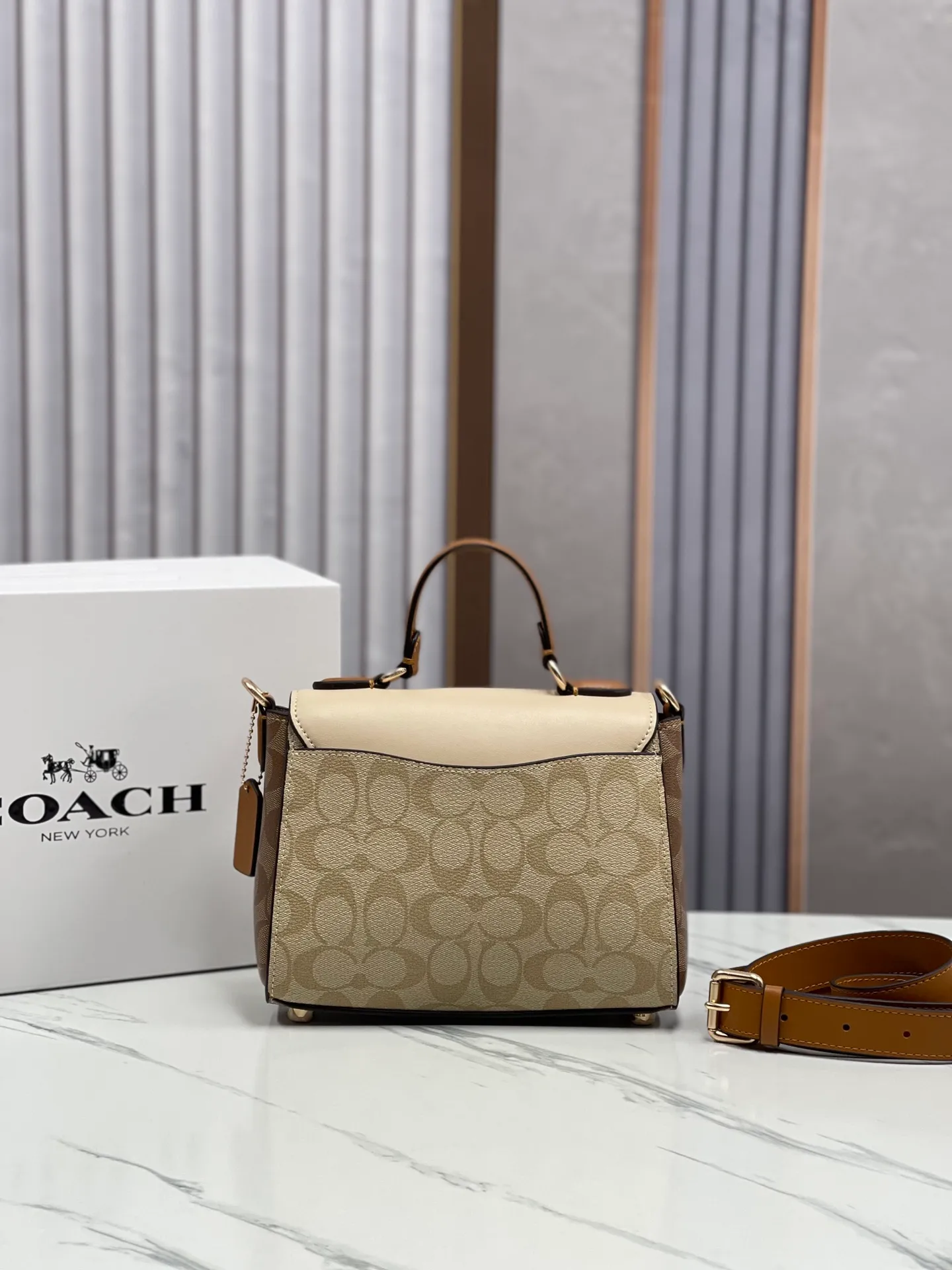 Batch 480💰COACH new March new product morgan. CR327 cream white is super soft and a must-have for trendy fashionistas. The cream white bag is so easy to match and it is so soft. It can be matched casually to create a whole atmosphere. The capacity is also very large. It is completely ok to carry mobile phones and electronic treasures. Folding umbrellas are enough for daily commuting to work! Size 21/16/11.