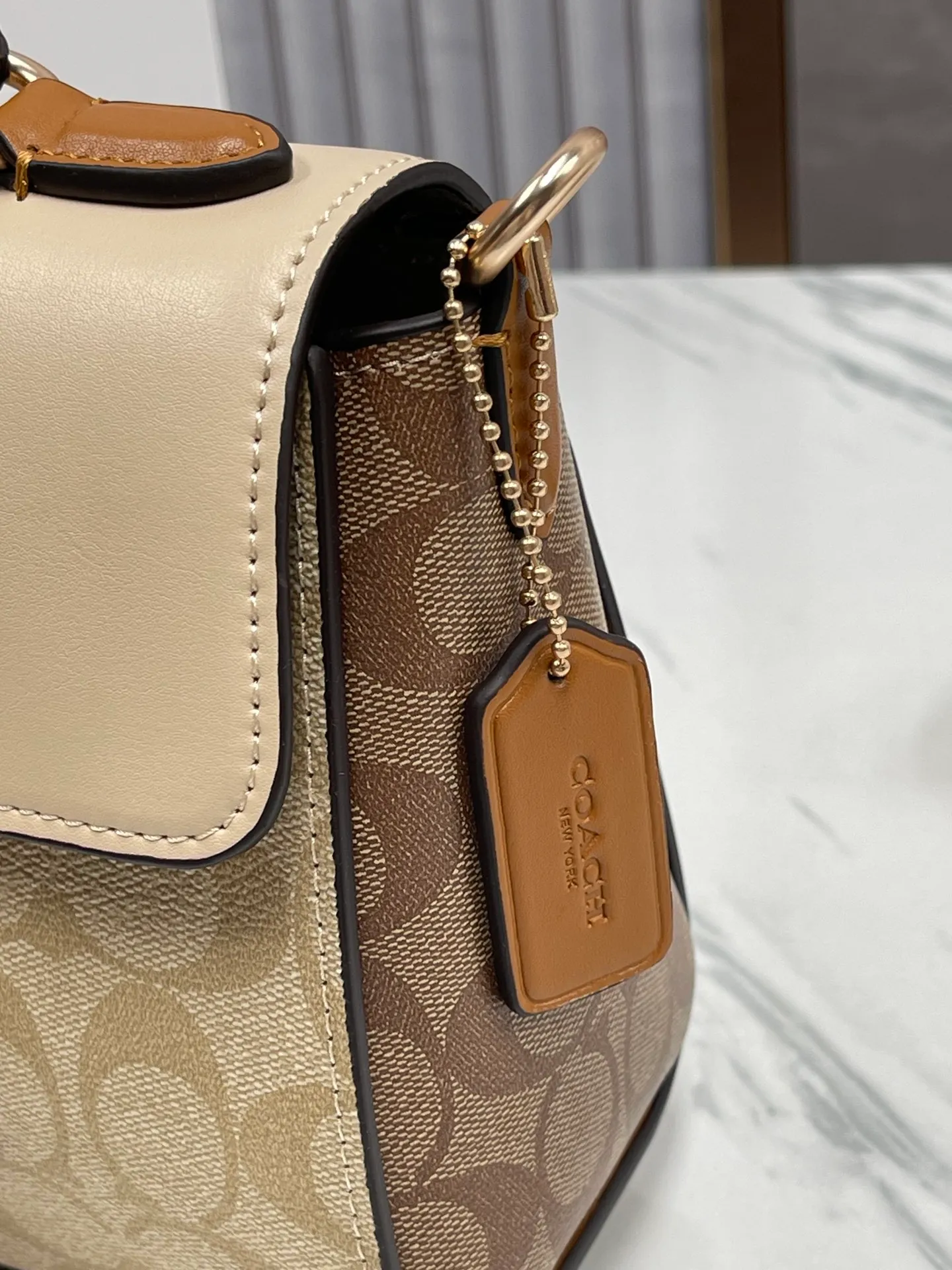 Batch 480💰COACH new March new product morgan. CR327 cream white is super soft and a must-have for trendy fashionistas. The cream white bag is so easy to match and it is so soft. It can be matched casually to create a whole atmosphere. The capacity is also very large. It is completely ok to carry mobile phones and electronic treasures. Folding umbrellas are enough for daily commuting to work! Size 21/16/11.