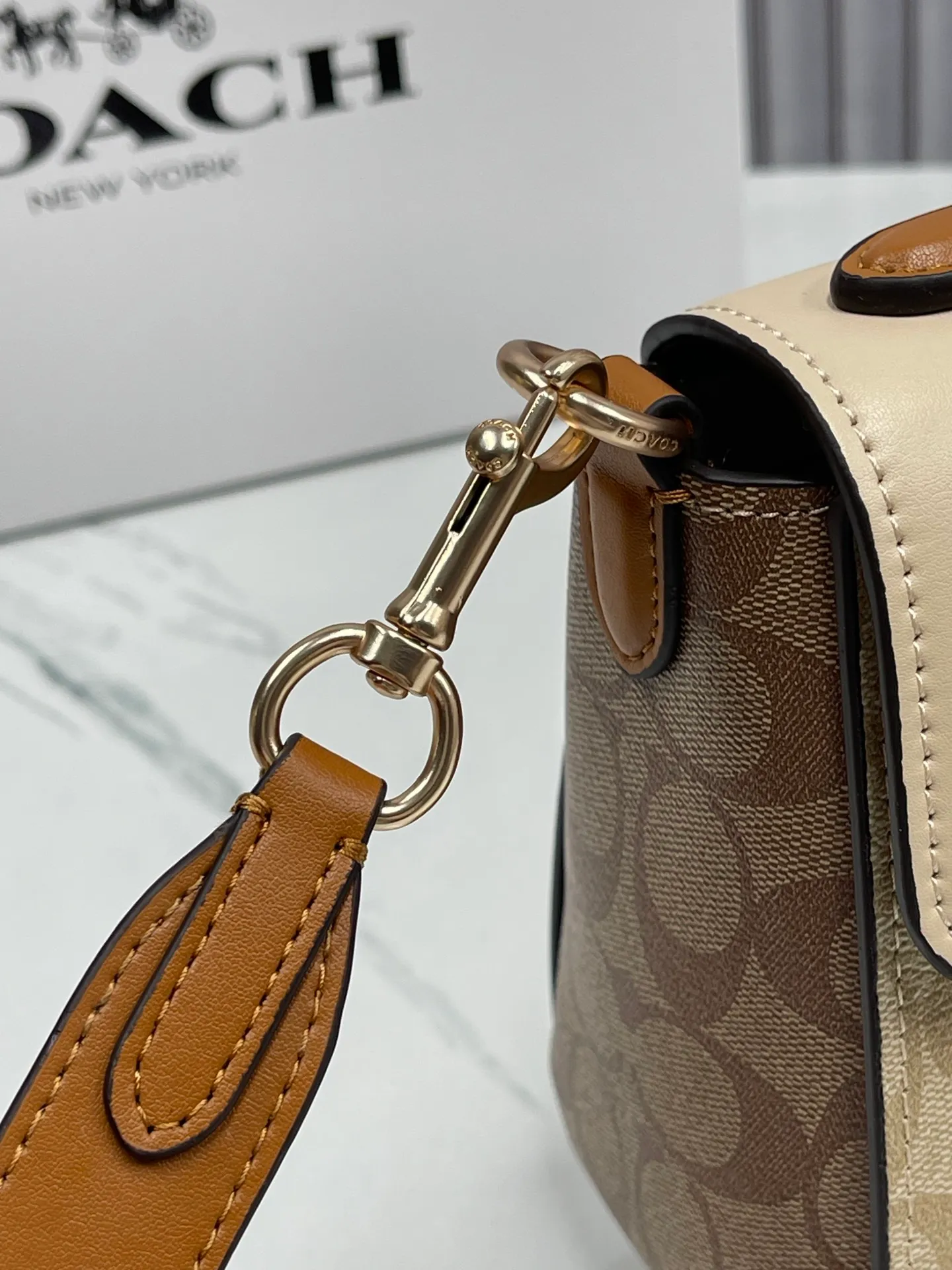 Batch 480💰COACH new March new product morgan. CR327 cream white is super soft and a must-have for trendy fashionistas. The cream white bag is so easy to match and it is so soft. It can be matched casually to create a whole atmosphere. The capacity is also very large. It is completely ok to carry mobile phones and electronic treasures. Folding umbrellas are enough for daily commuting to work! Size 21/16/11.