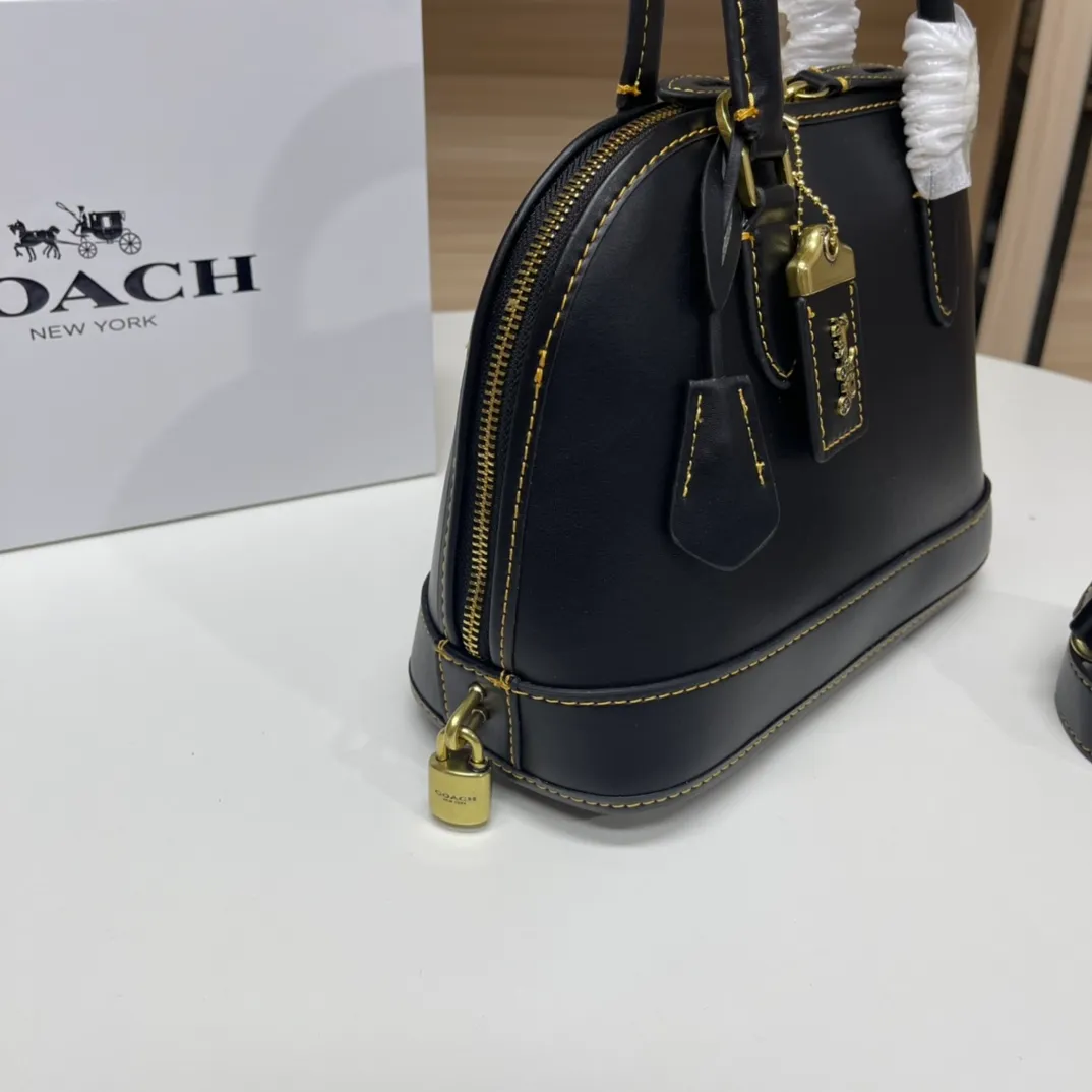 Top original order, batch 500💰coach/Coach new model number: CC411 Shell bag Classic style, newly upgraded 1941 series Suitcase handle design, full of retro style Large capacity, perfect for autumn and winter handbags Smooth cowhide material Never-ending classic, every age group has a different charm when carrying it, can be matched with different styles New small design ideas, listing The key cover and padlock elements show the charm of a luxurious coach. Babies who like retro style should not miss it~ Size: 26*20*12