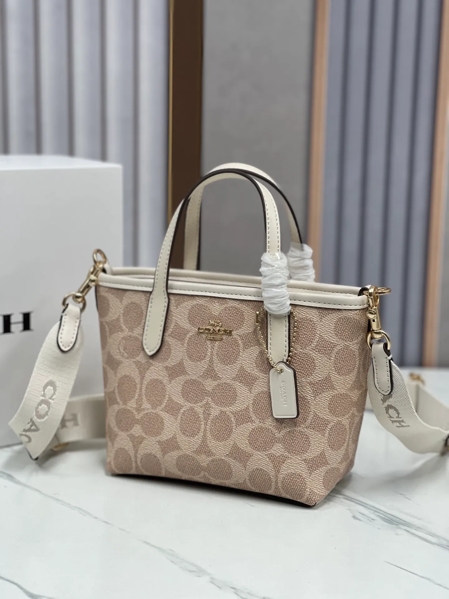 P360¥Coach’s new Mini City mini tote cross-body dumpling bag model CW032 counter actual shot, size 17*14*8